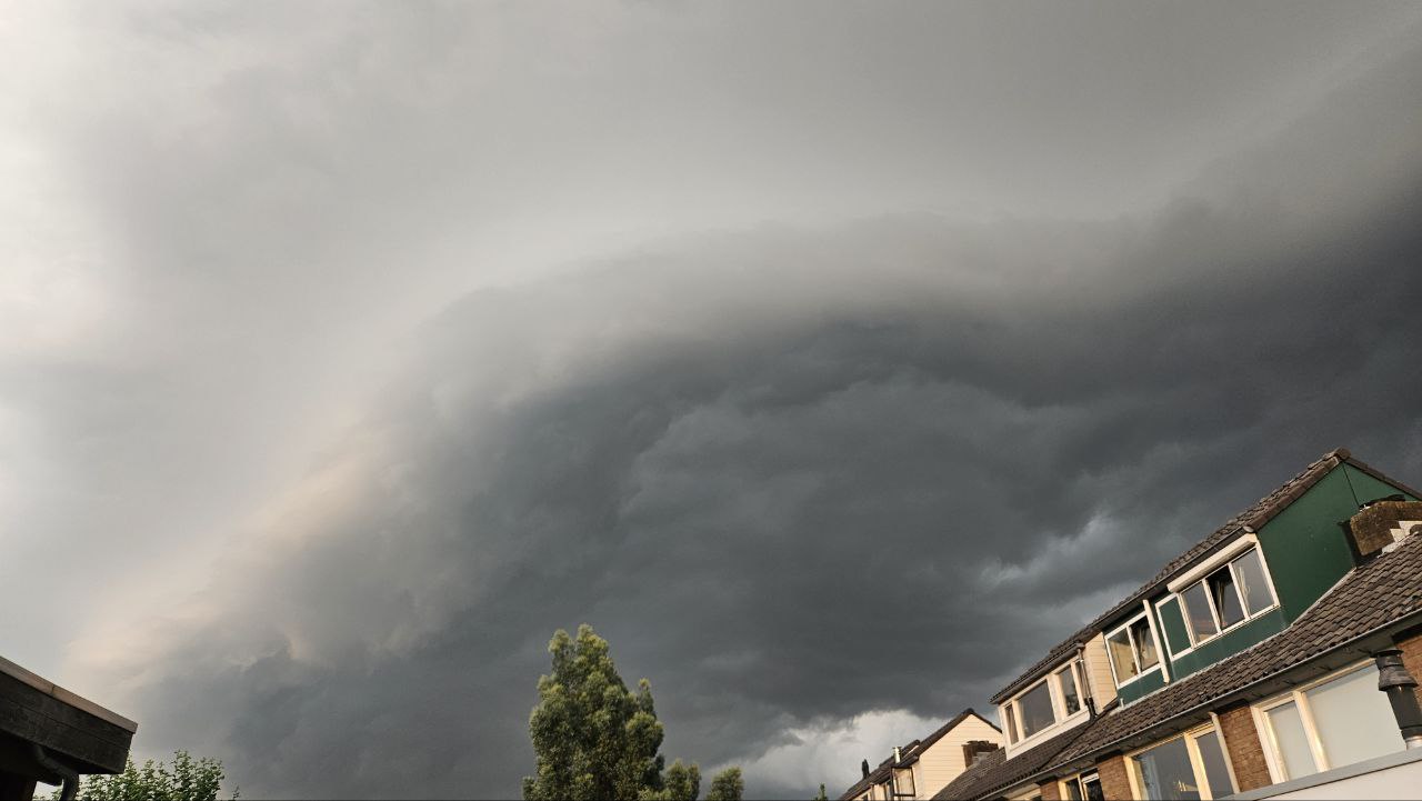 Waarschuwing voor stevige onweersbuien en kans op hagel