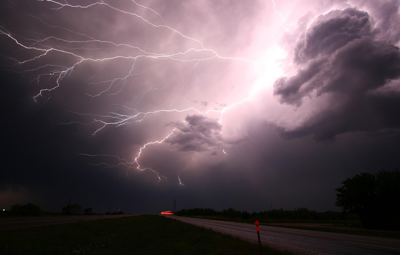 Onweer, windstoten, hagel en regen op komst: KNMI geeft code geel af