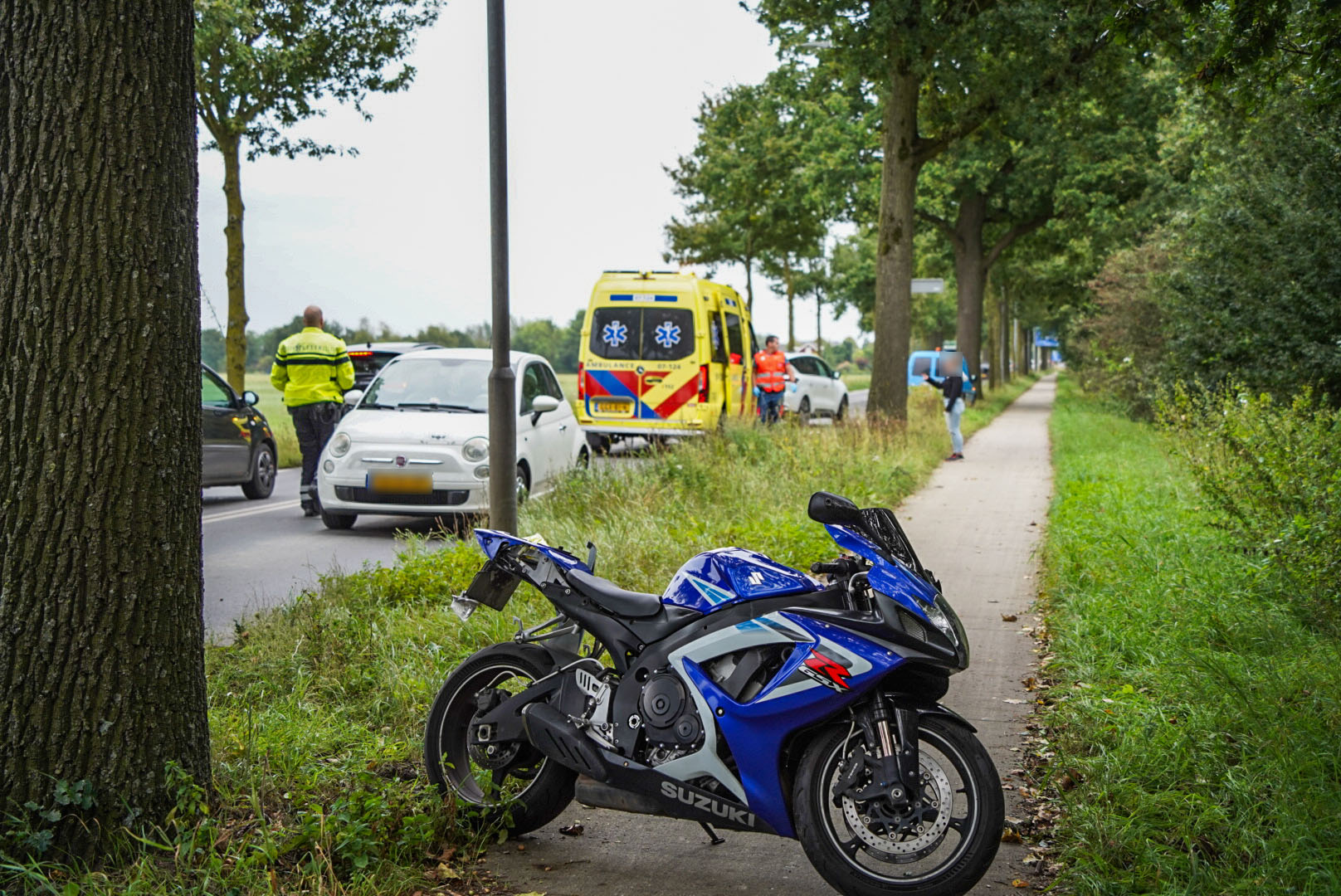 Motorrijder botst achterop busje