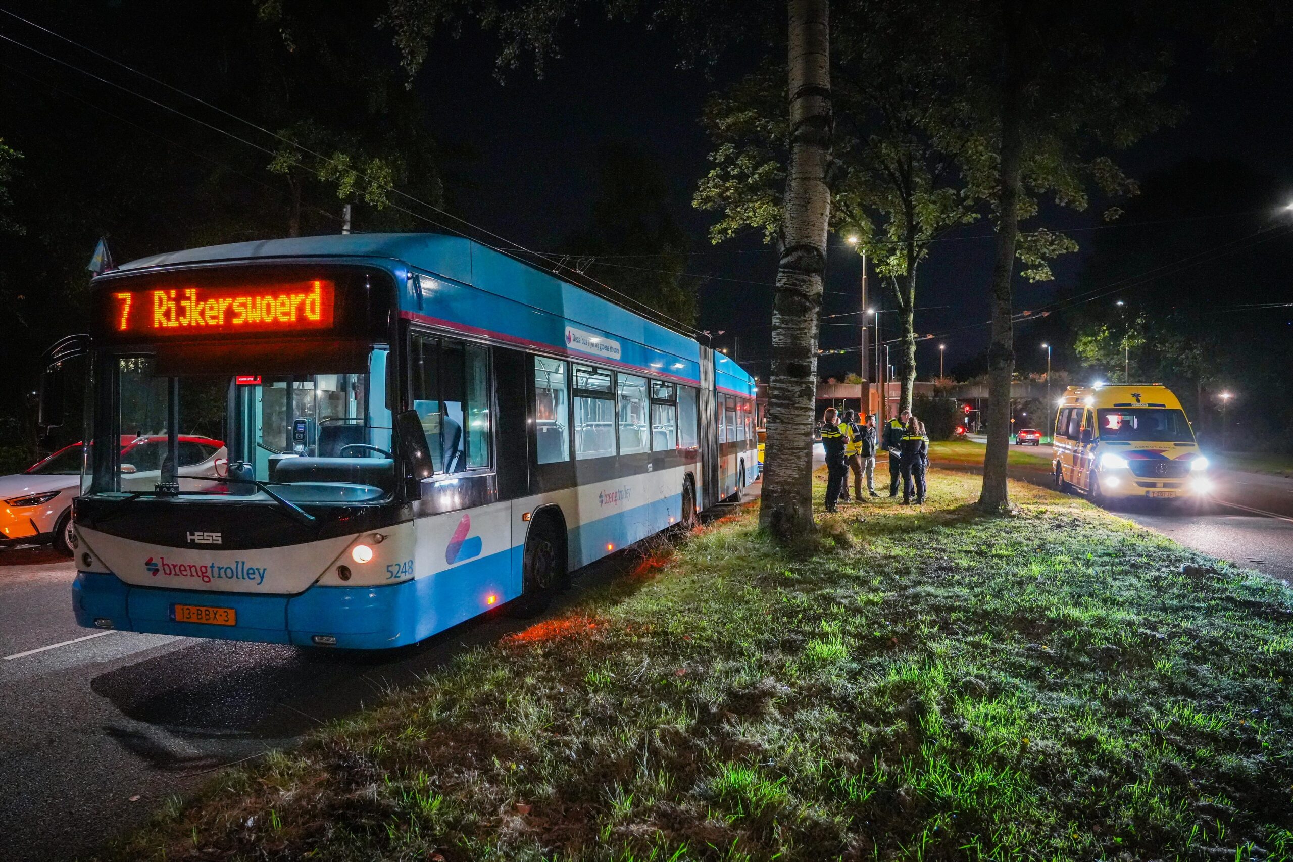 Scooterrijder gewond na ongeval met trolleybus Arnhem