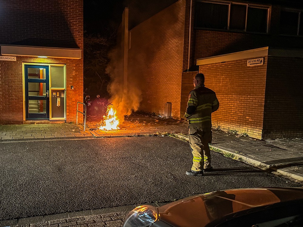 Scooter door brand verwoest, oorzaak onbekend