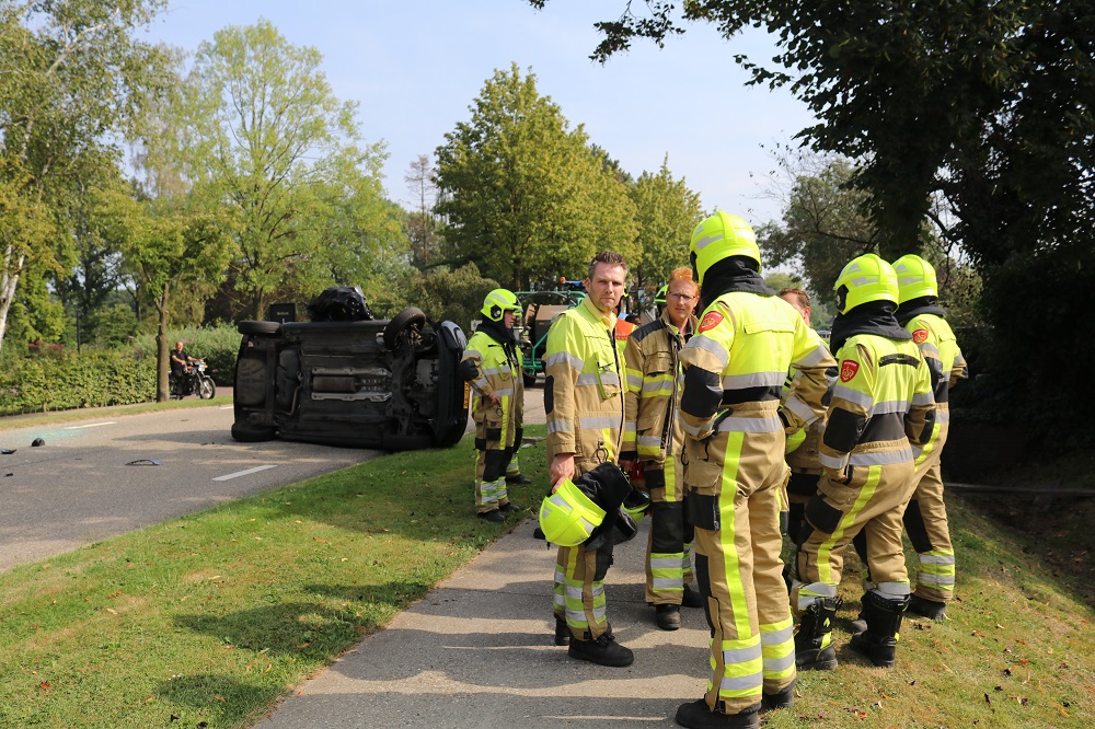 Auto belandt op z’n kant na inhalen tractor