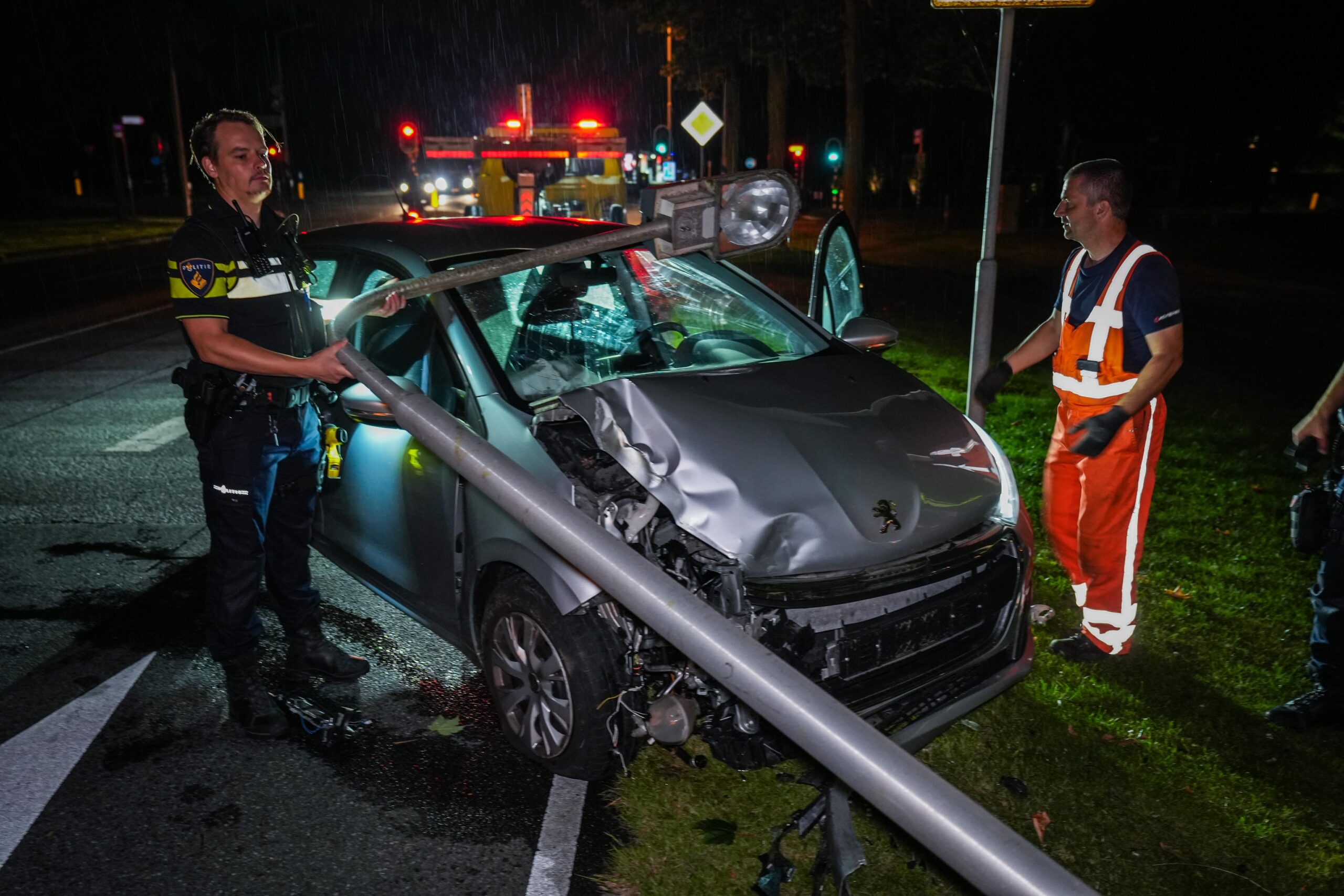 Automobilist met schrik vrij na botsing tegen lantaarnpaal