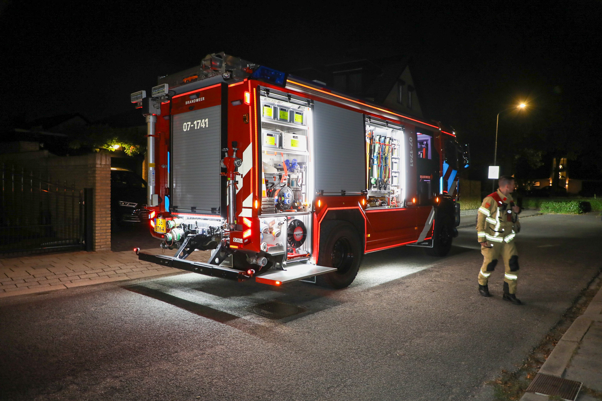 Schutting vliegt in brand door kortsluiting in tuinverlichting