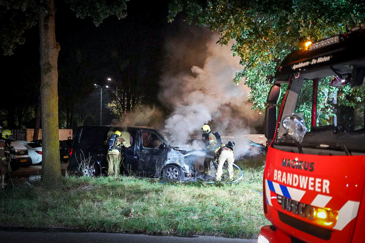 Bestelbus vliegt in brand op parkeerplaats, mogelijk brandstichting