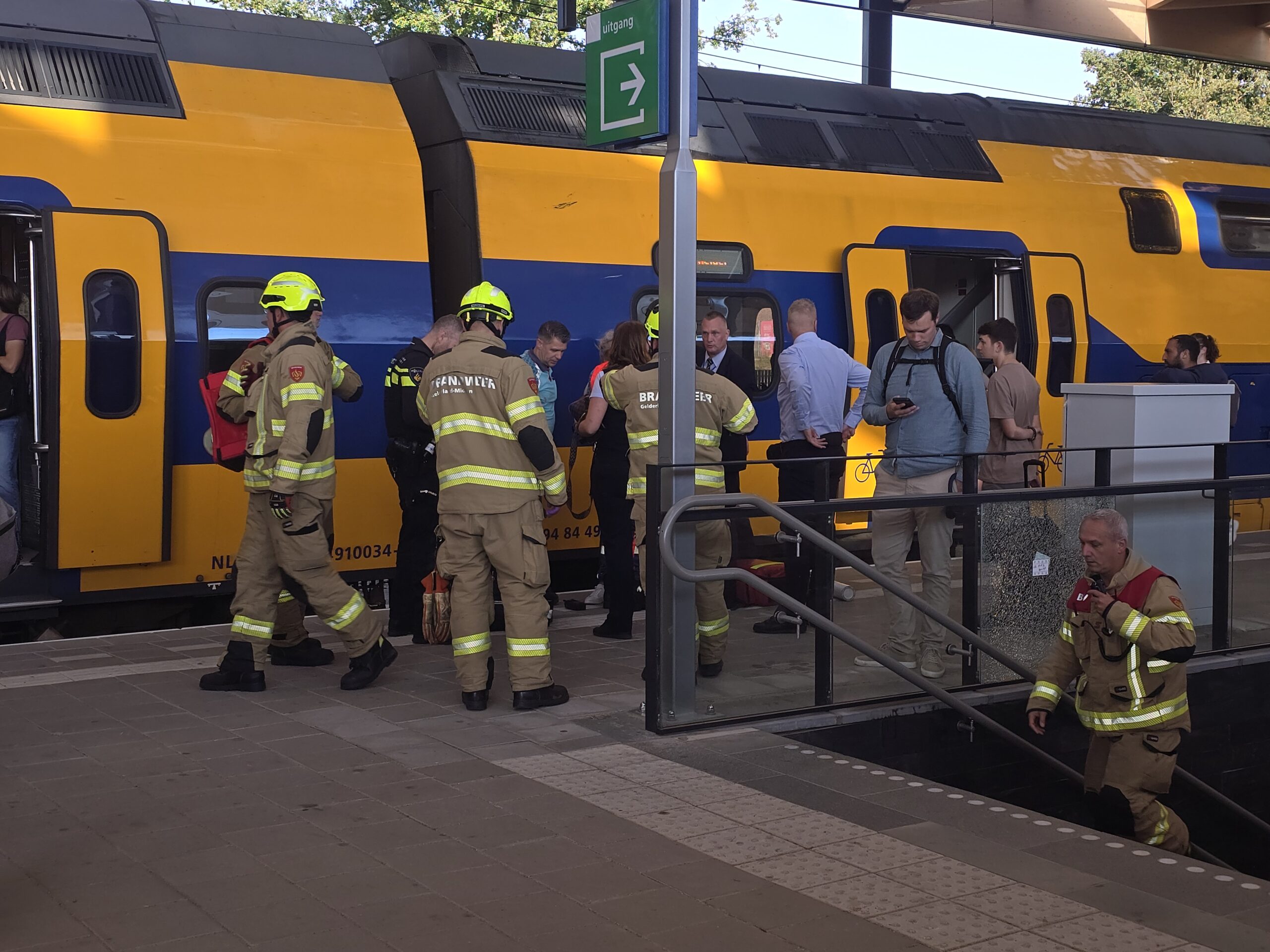 Vrouw valt en zit klem tussen trein en perron op station