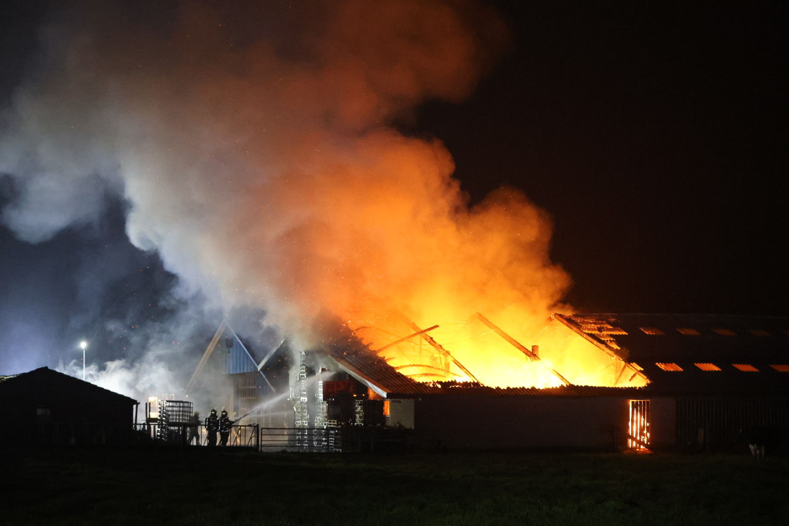 Grote brand in stal vol hout en machines