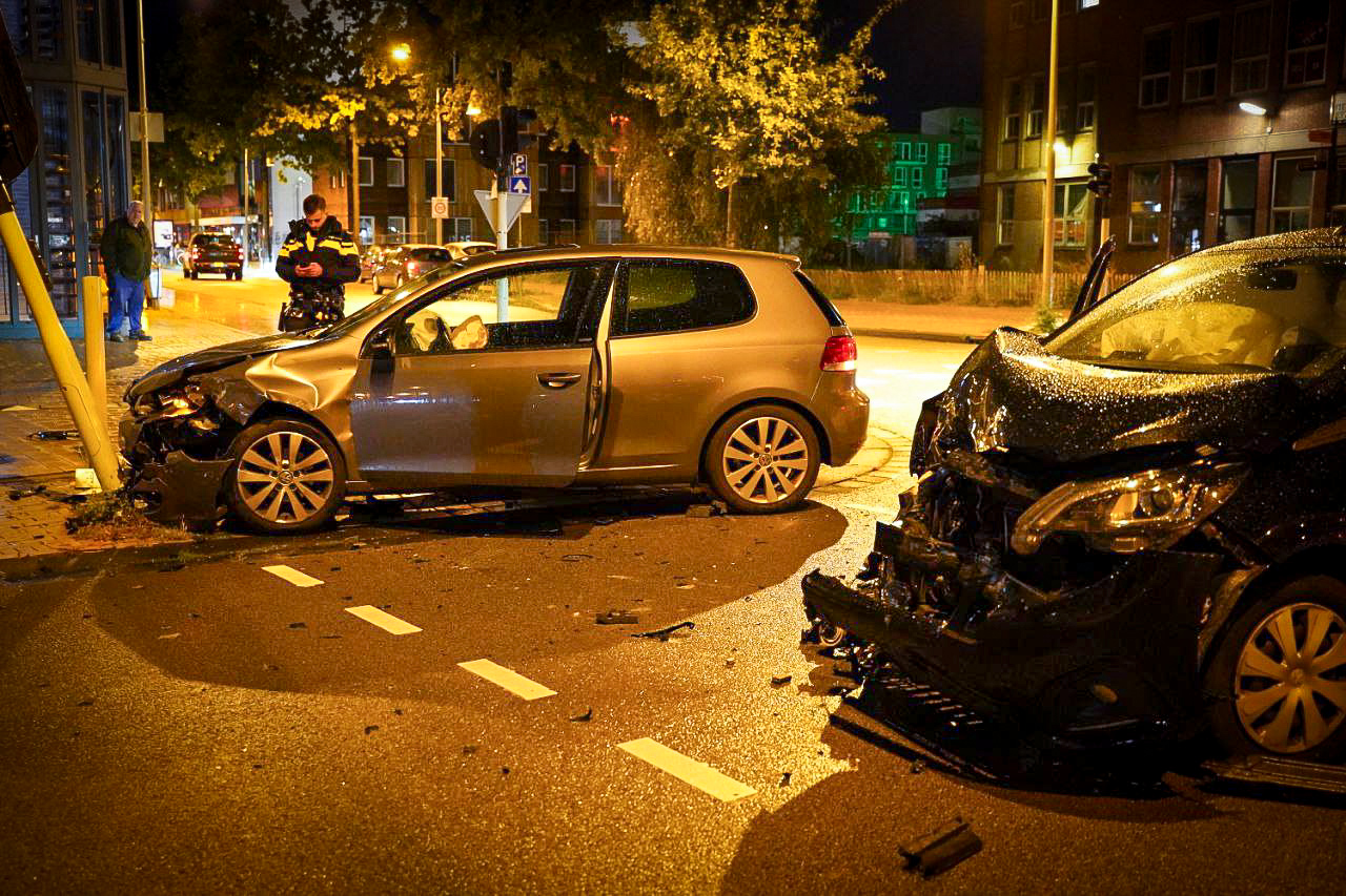 Veel schade na ongeval tussen twee auto’s