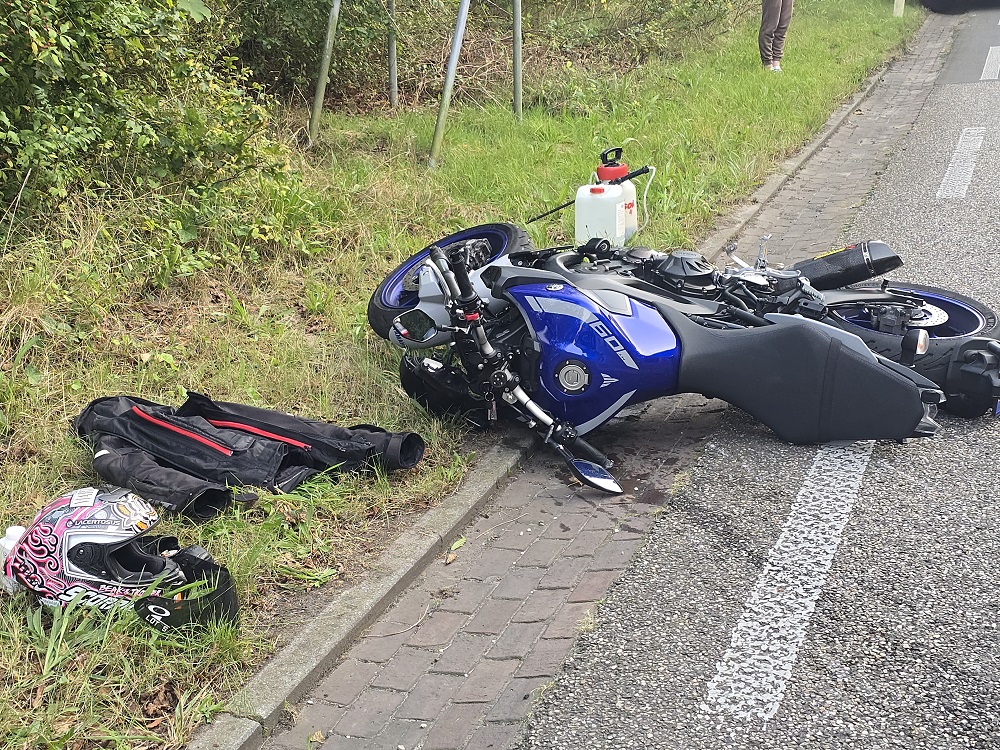 Motorrijder over het hoofd gezien bij inhaalactie, geen gewonden