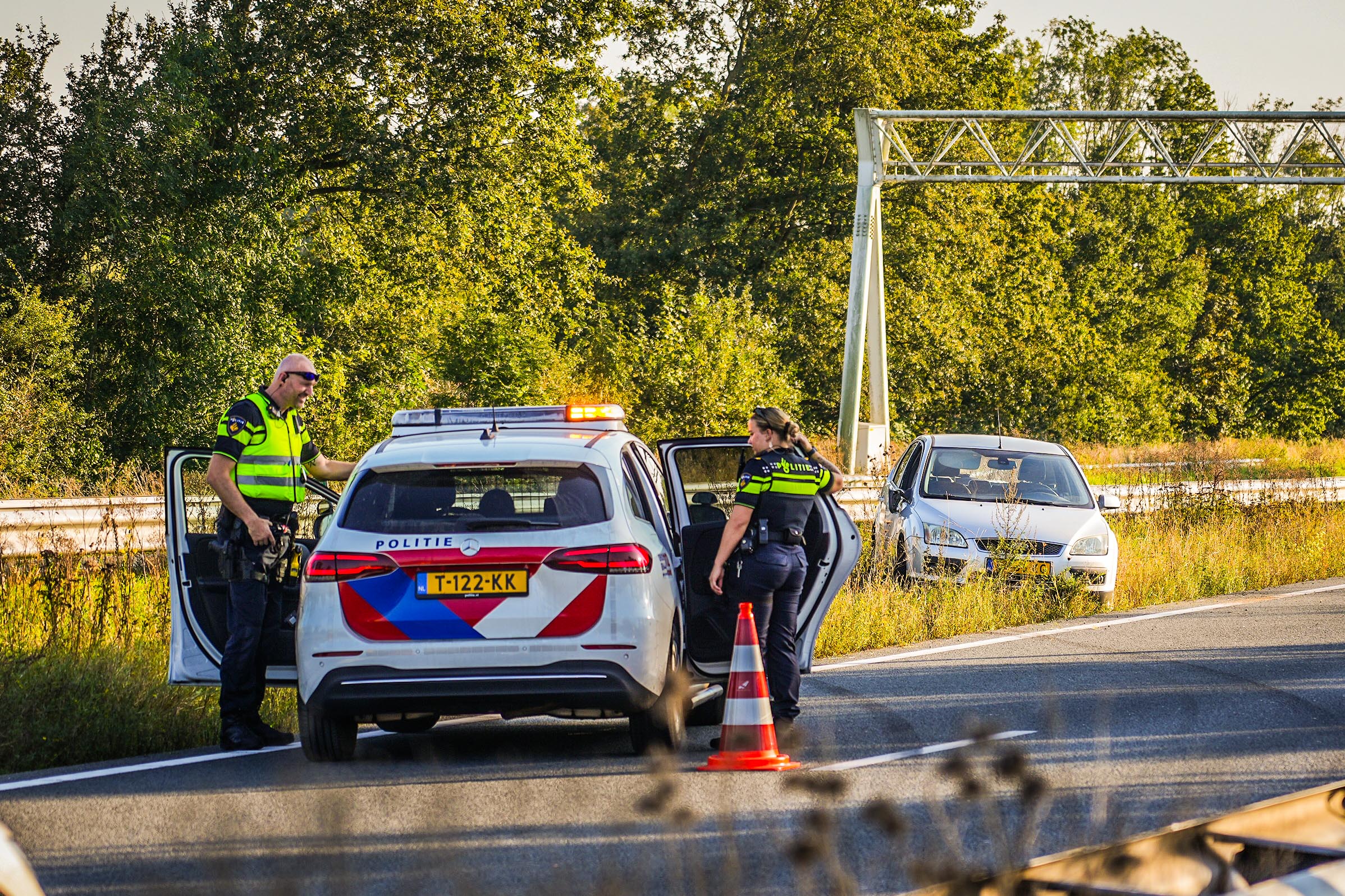 Moeder met kinderen belandt op zijkant bij ongeval A18