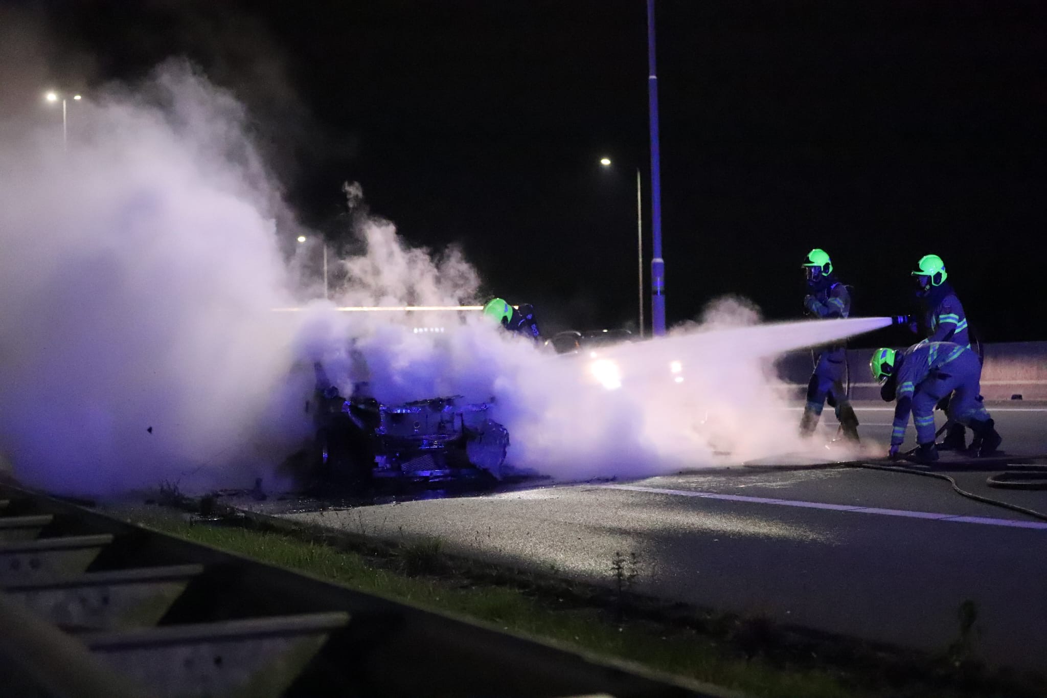 Auto vliegt in brand op snelweg, bestuurder met schrik vrij