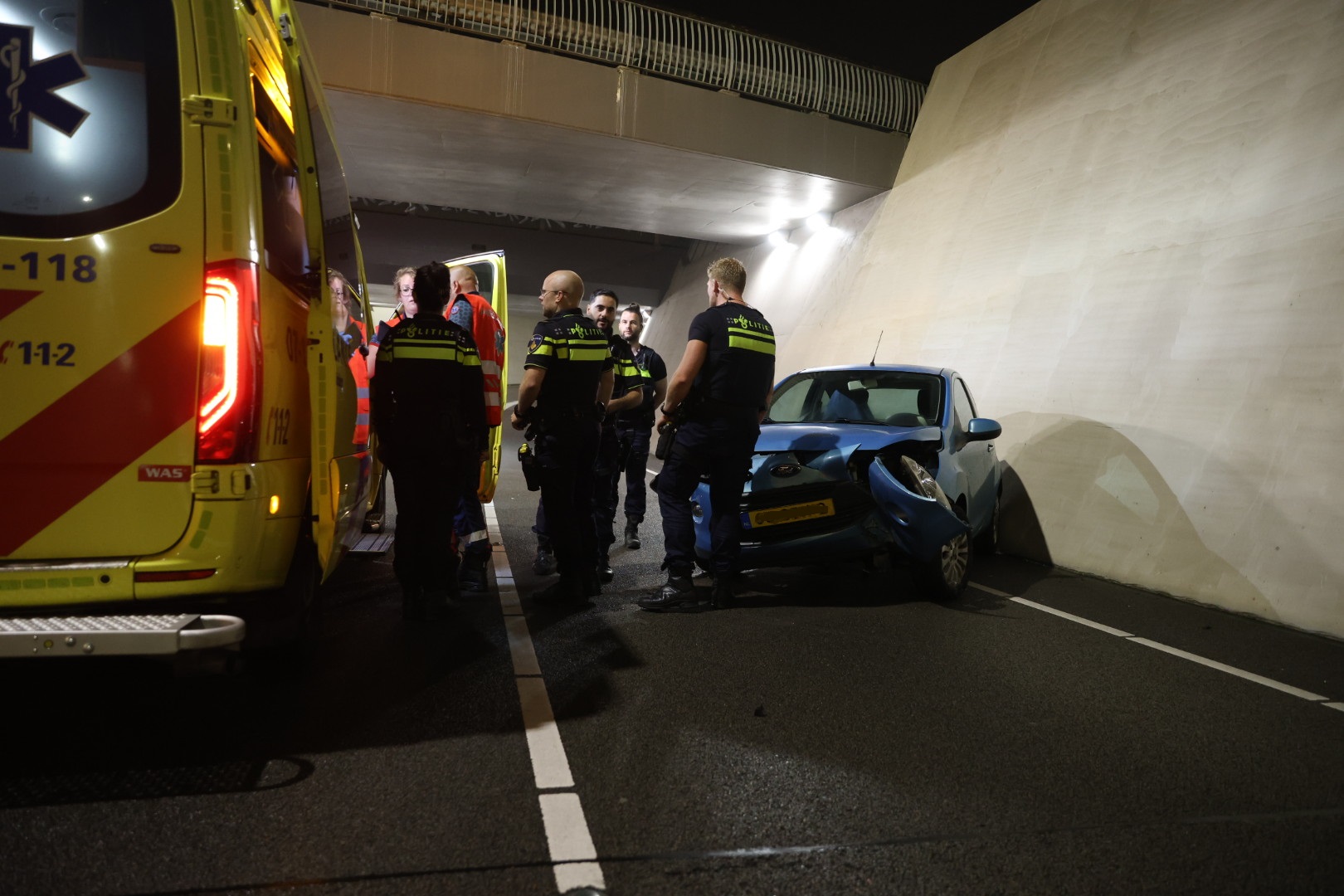 Auto botst tegen betonnen wand van tunnel, inzittende gewond