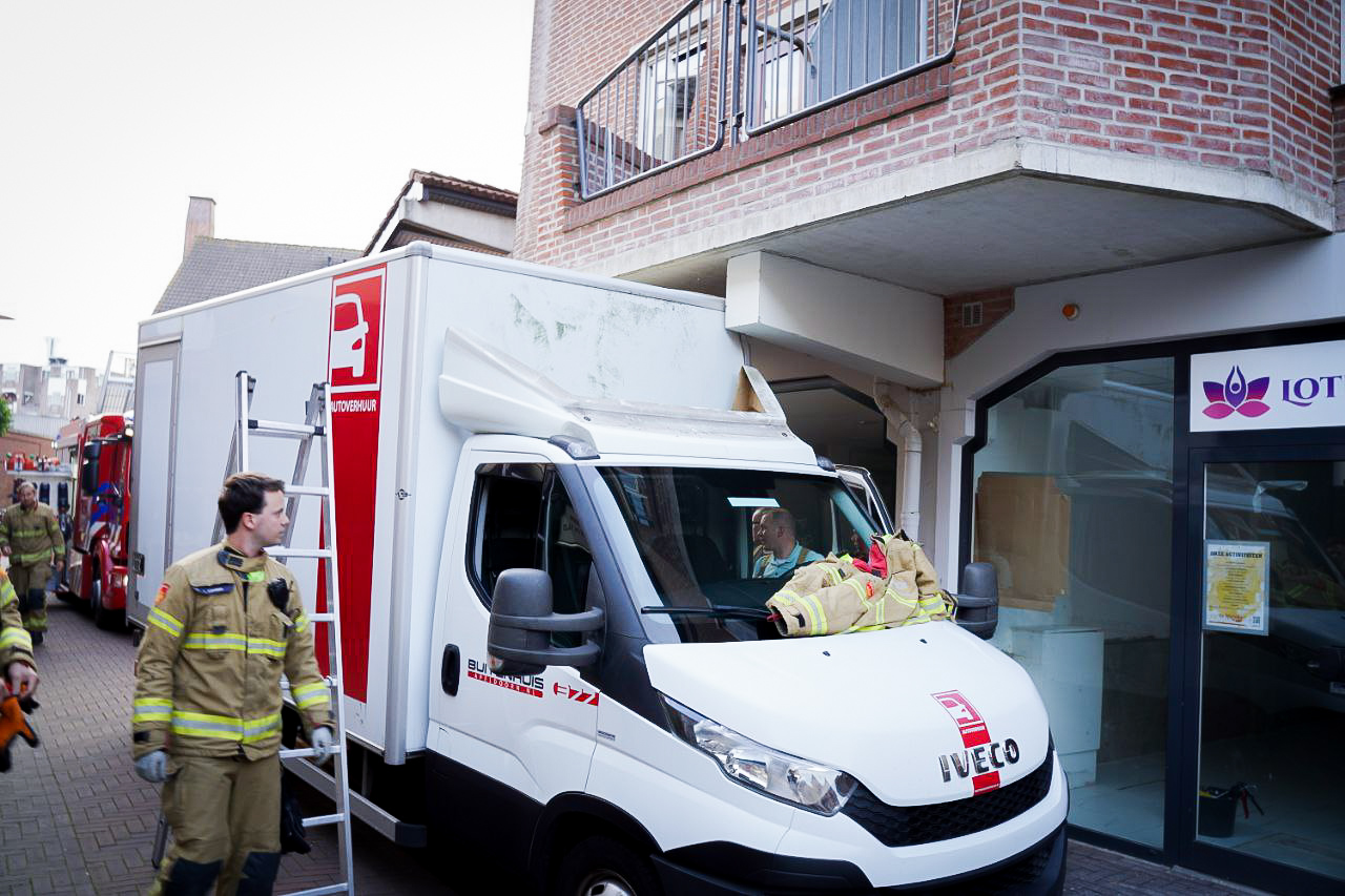 Bakwagen rijdt tegen steunbalk van balkon