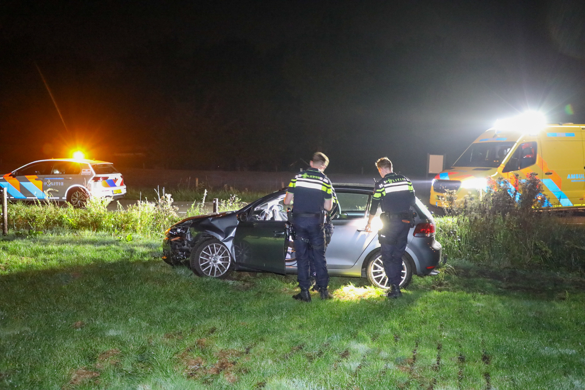 Auto belandt in weiland en ramt paal