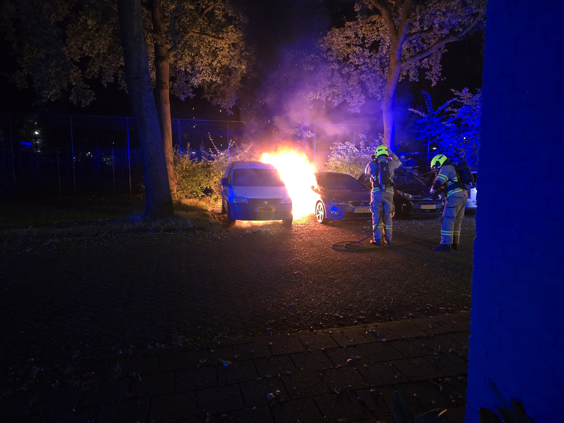 Twee auto’s door brand verwoest, oorzaak nog onbekend