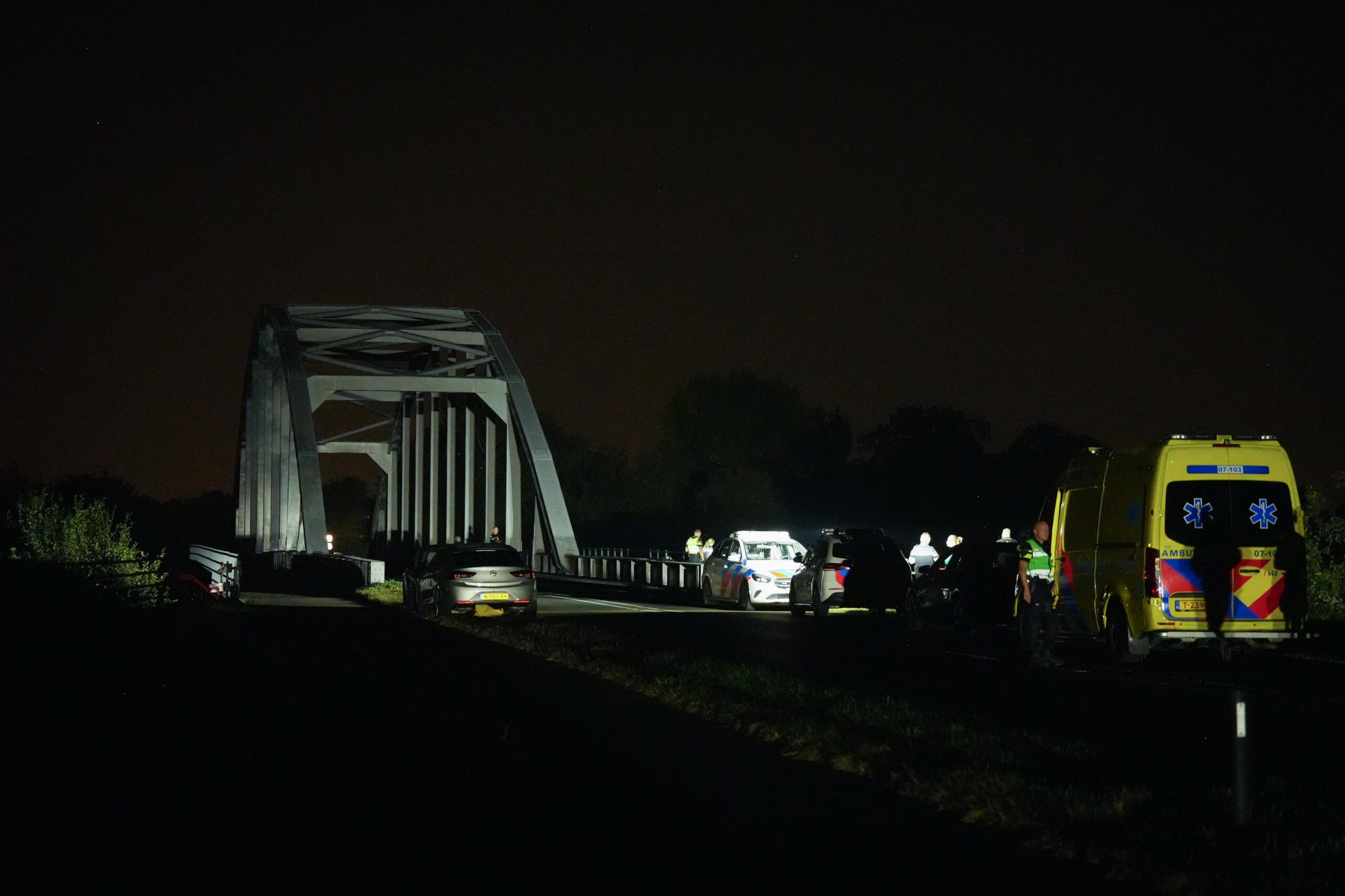 Jongeman dreigt van brug te springen, hulpdiensten massaal aanwezig