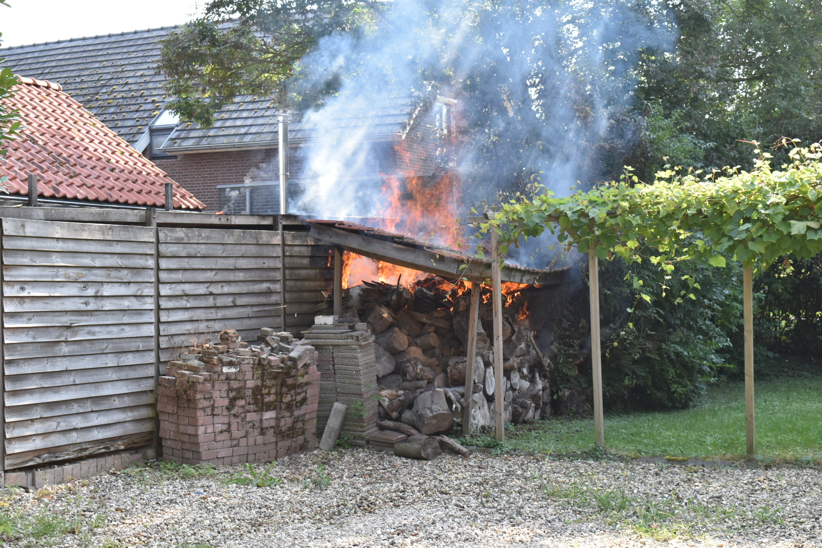 Houthok vliegt in brand tijdens wegbranden onkruid