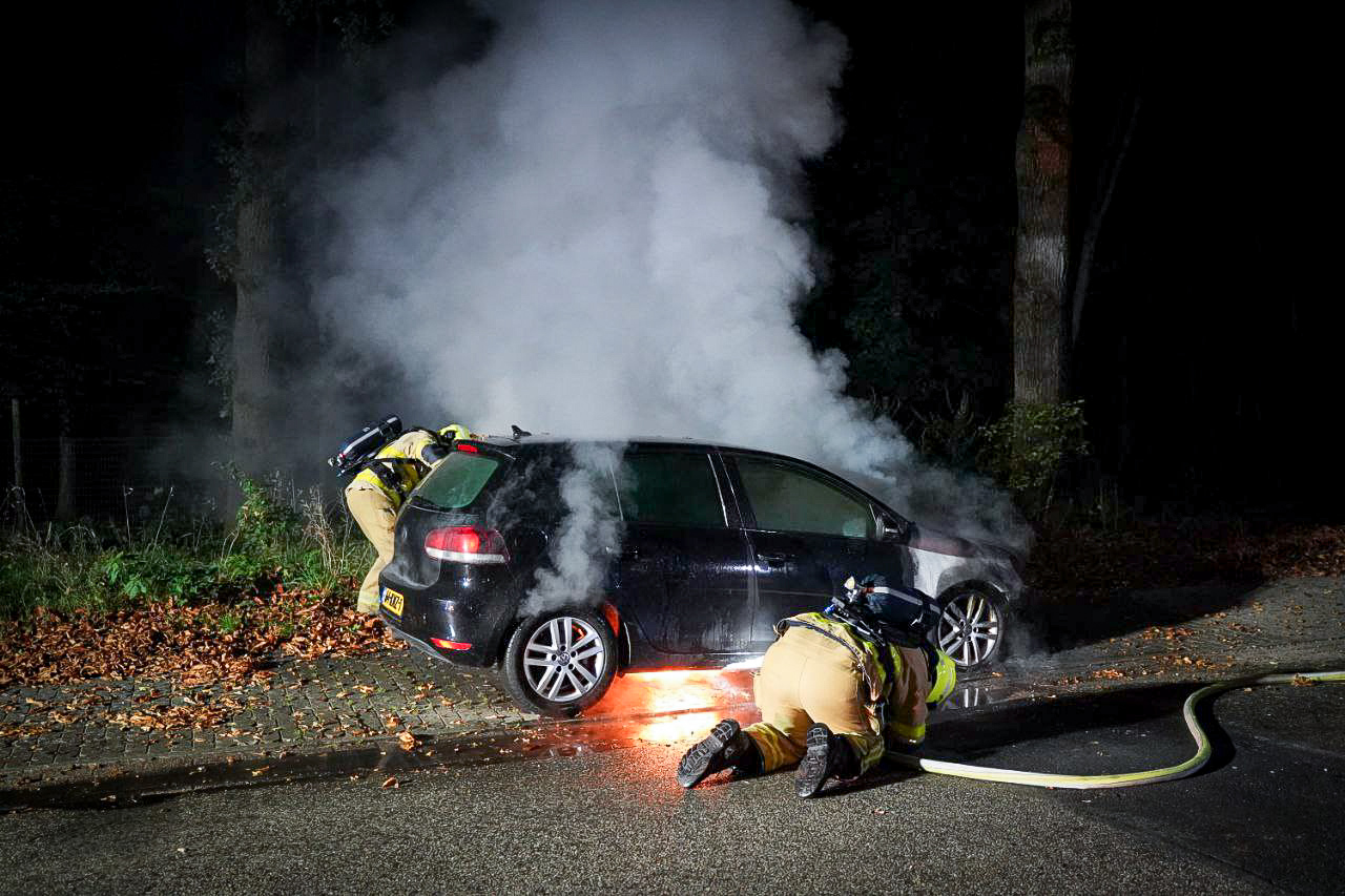 Geparkeerde auto uitgebrand, politie onderzoekt brandstichting