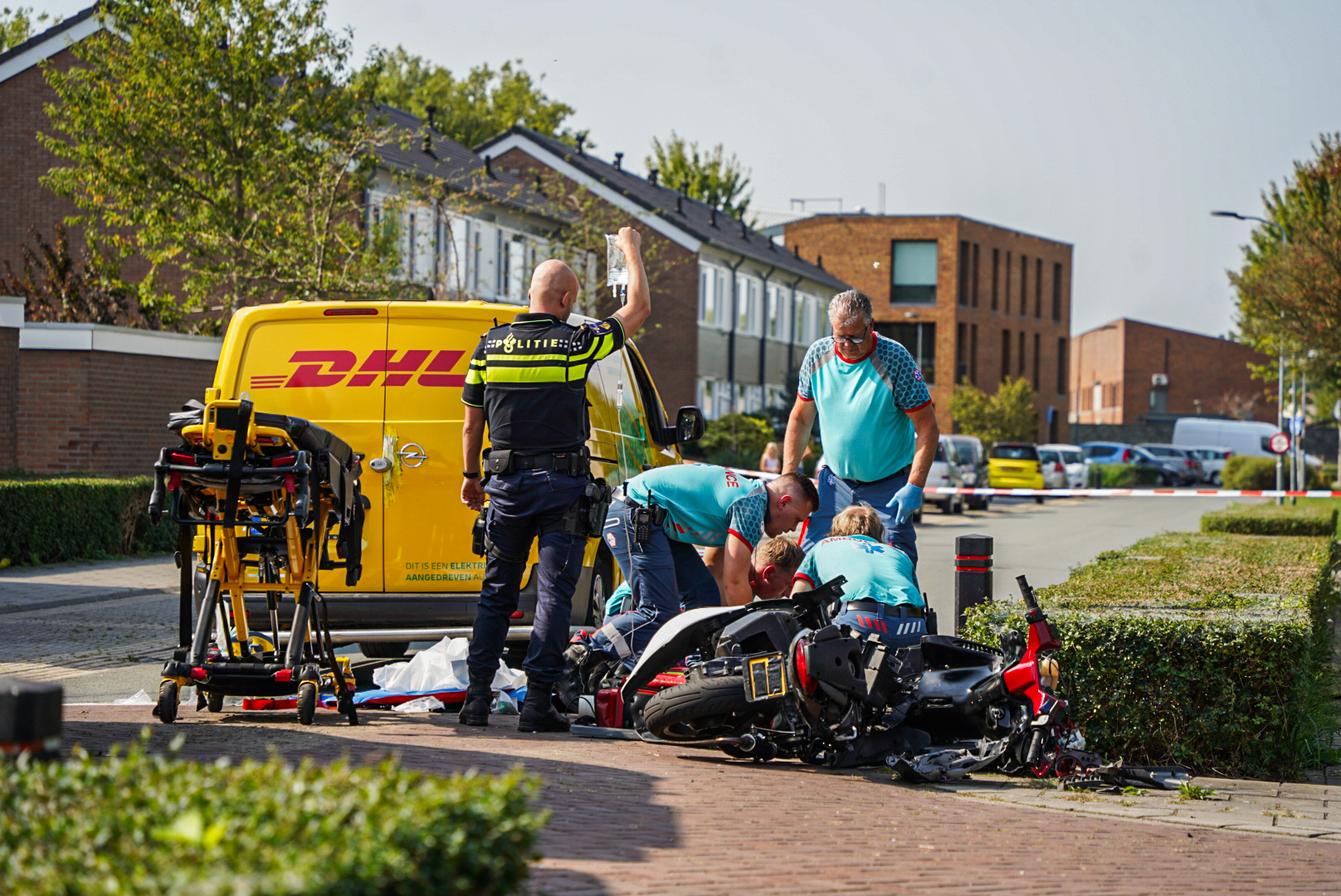 Scooterrijder ernstig gewond na botsing met pakketbezorger