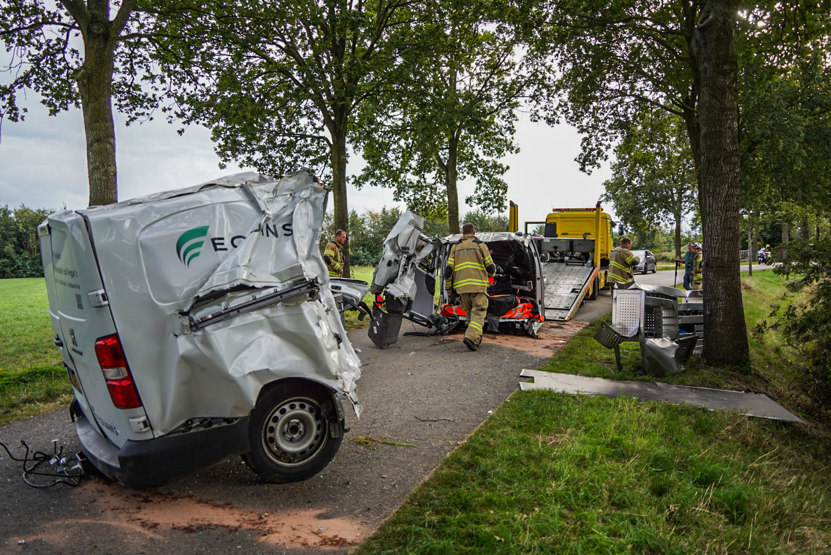 (VIDEO) Bestelbus scheurt door midden bij ernstig ongeval