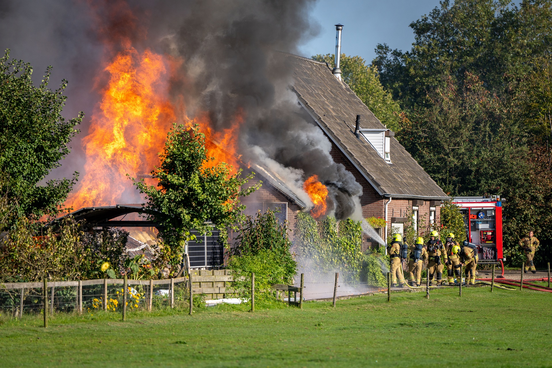 Grote uitslaande brand in schuur in Didam