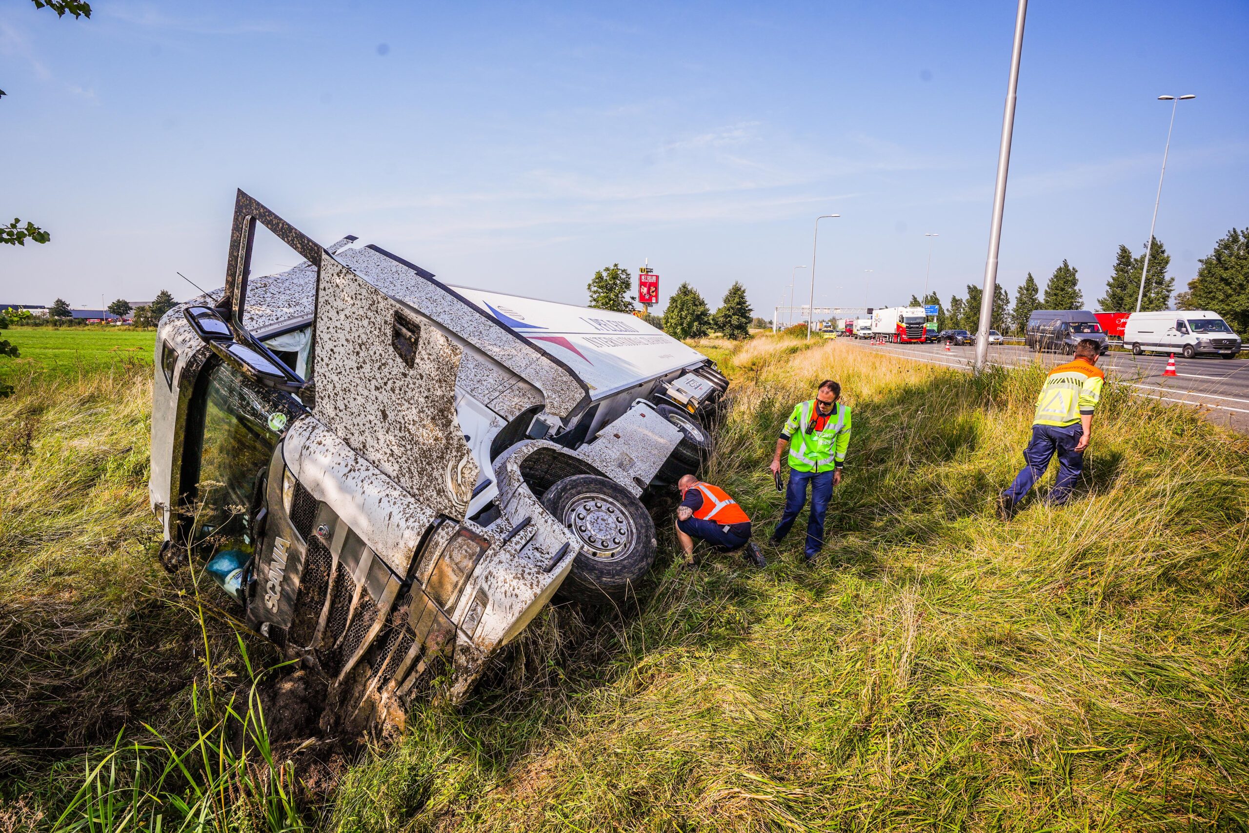 Vrachtwagen krijgt klapband en belandt in greppel