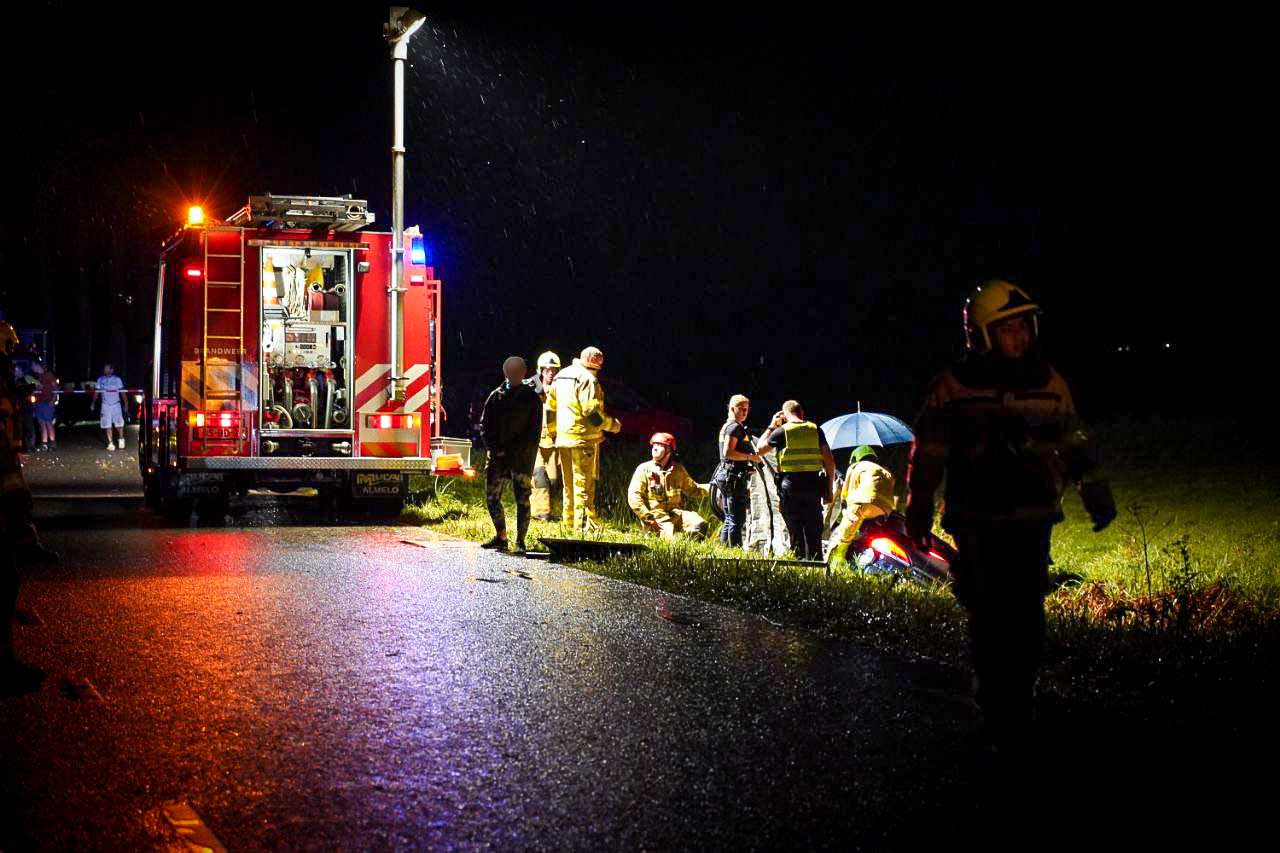 Bestuurder crasht tegen bomen en belandt in sloot