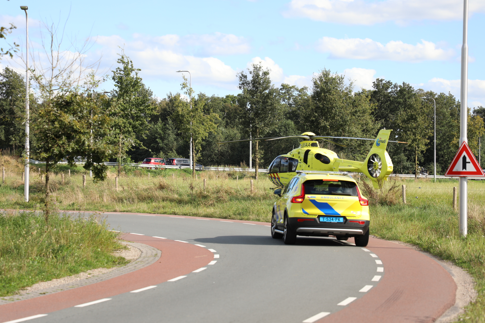 Kind gewond na botsing op rontonde, traumaheli ingezet