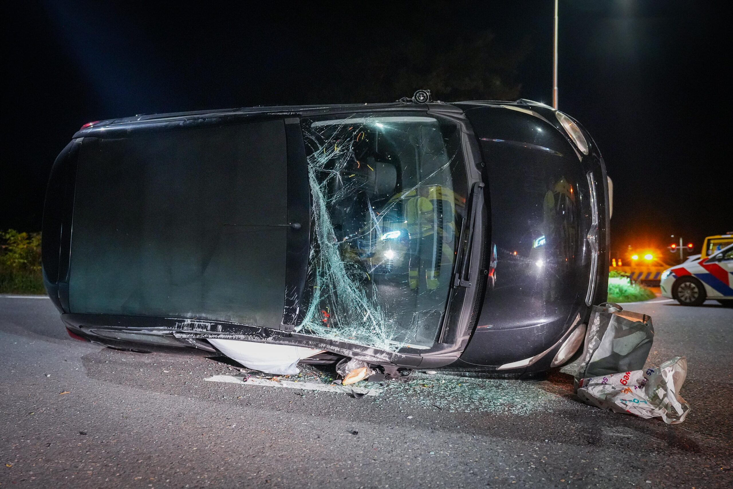 Auto op z’n kant na botsing op kruising in Arnhem