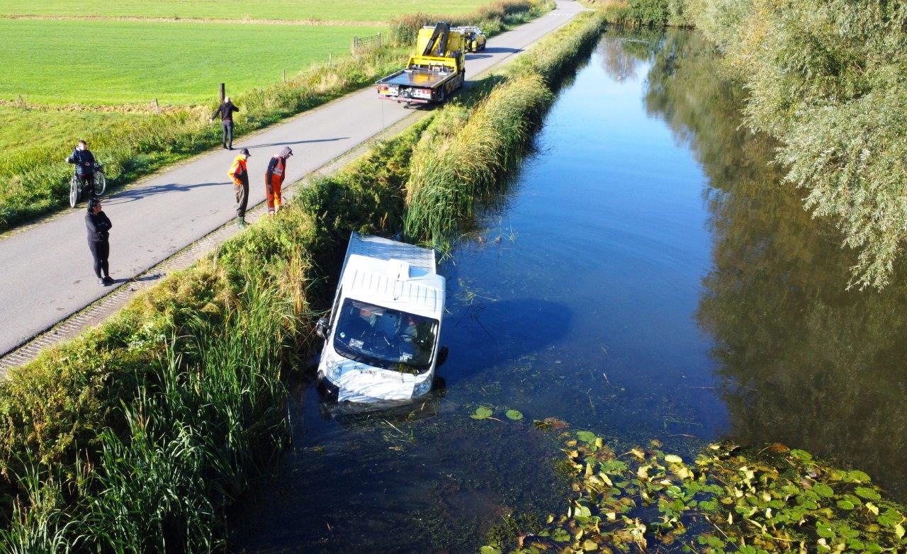 Autoambulance raakt te water