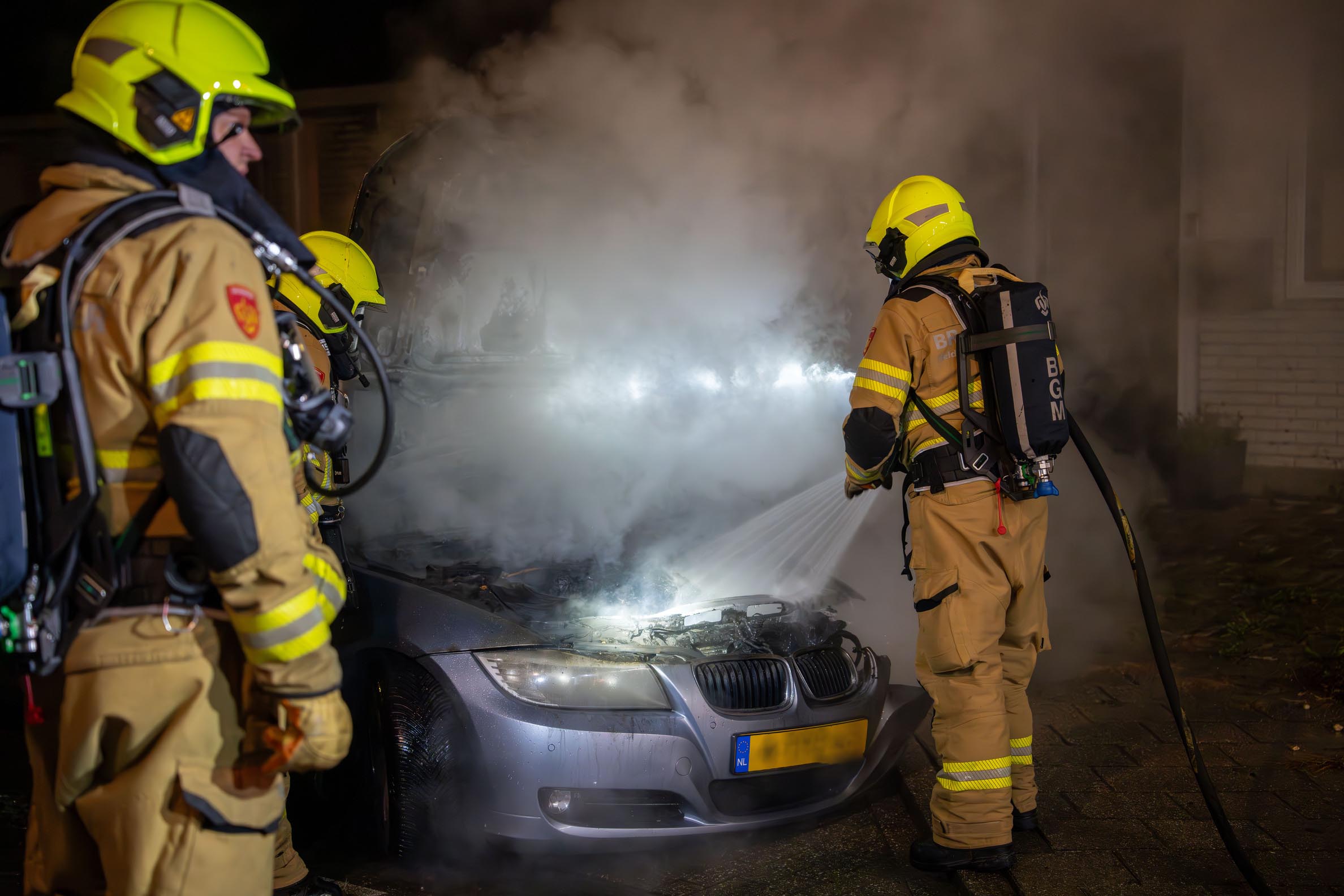 Geparkeerde auto vliegt in brand voor woning