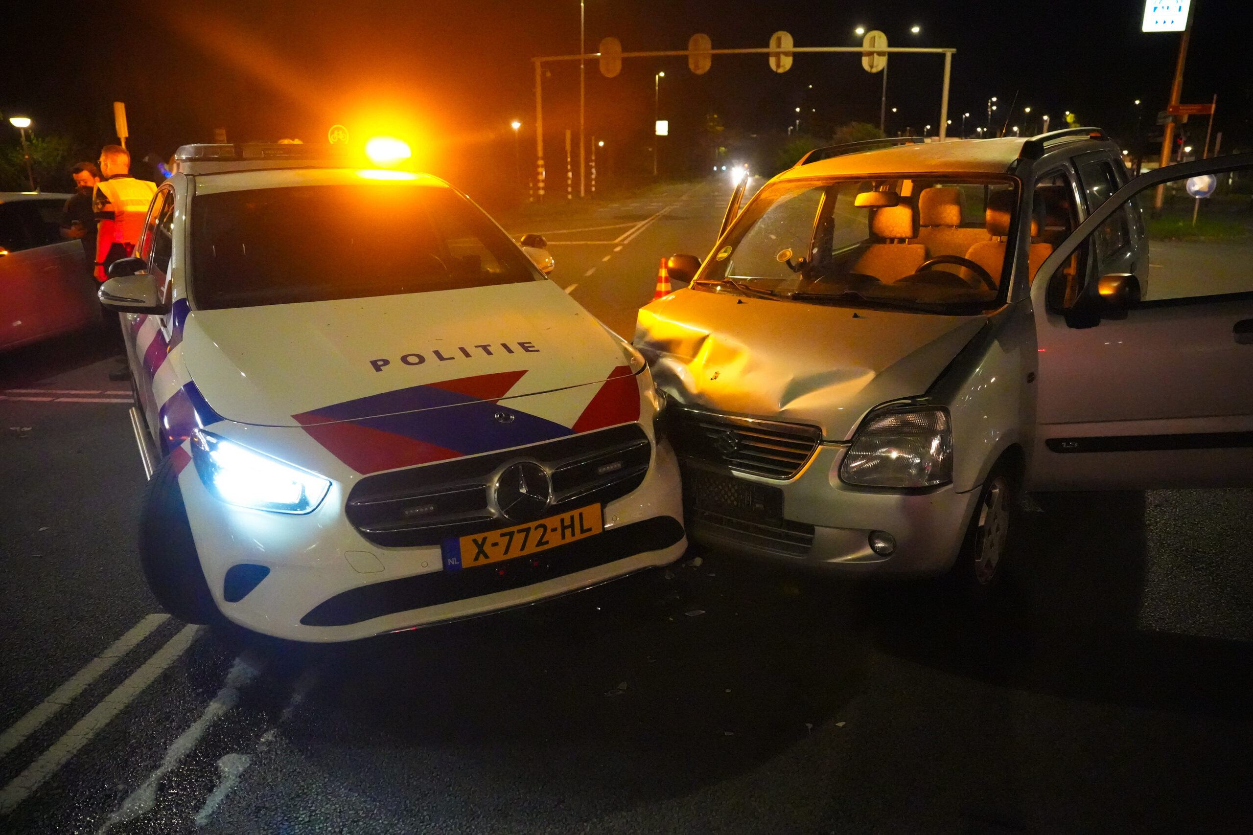 Politie krijgt onderweg naar spoedmelding een ongeluk in Arnhem