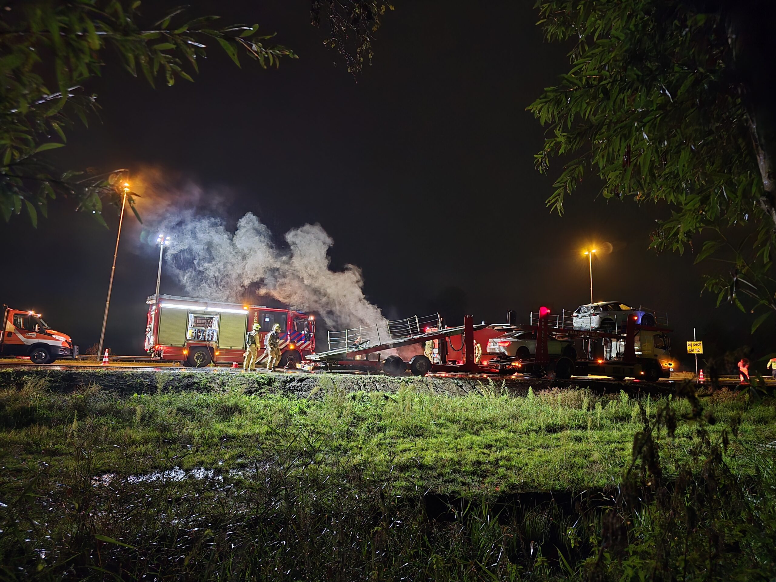 Autotransporter vliegt in brand op snelweg