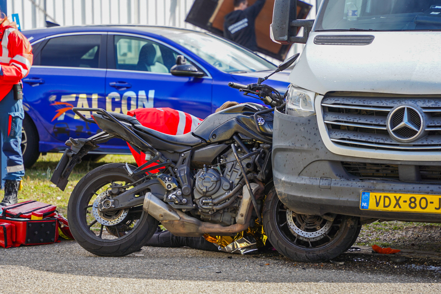 Lesmotor botst tegen bakwagen, leerling gewond naar ziekenhuis