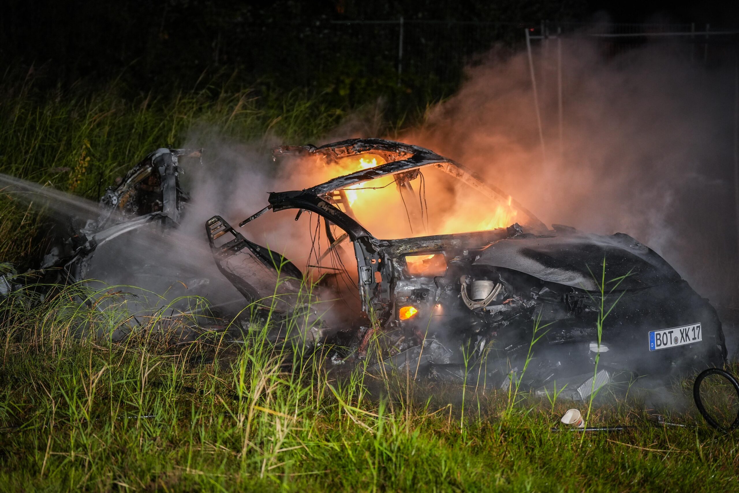 Driften gaat mis: Porsche crasht en brandt volledig uit