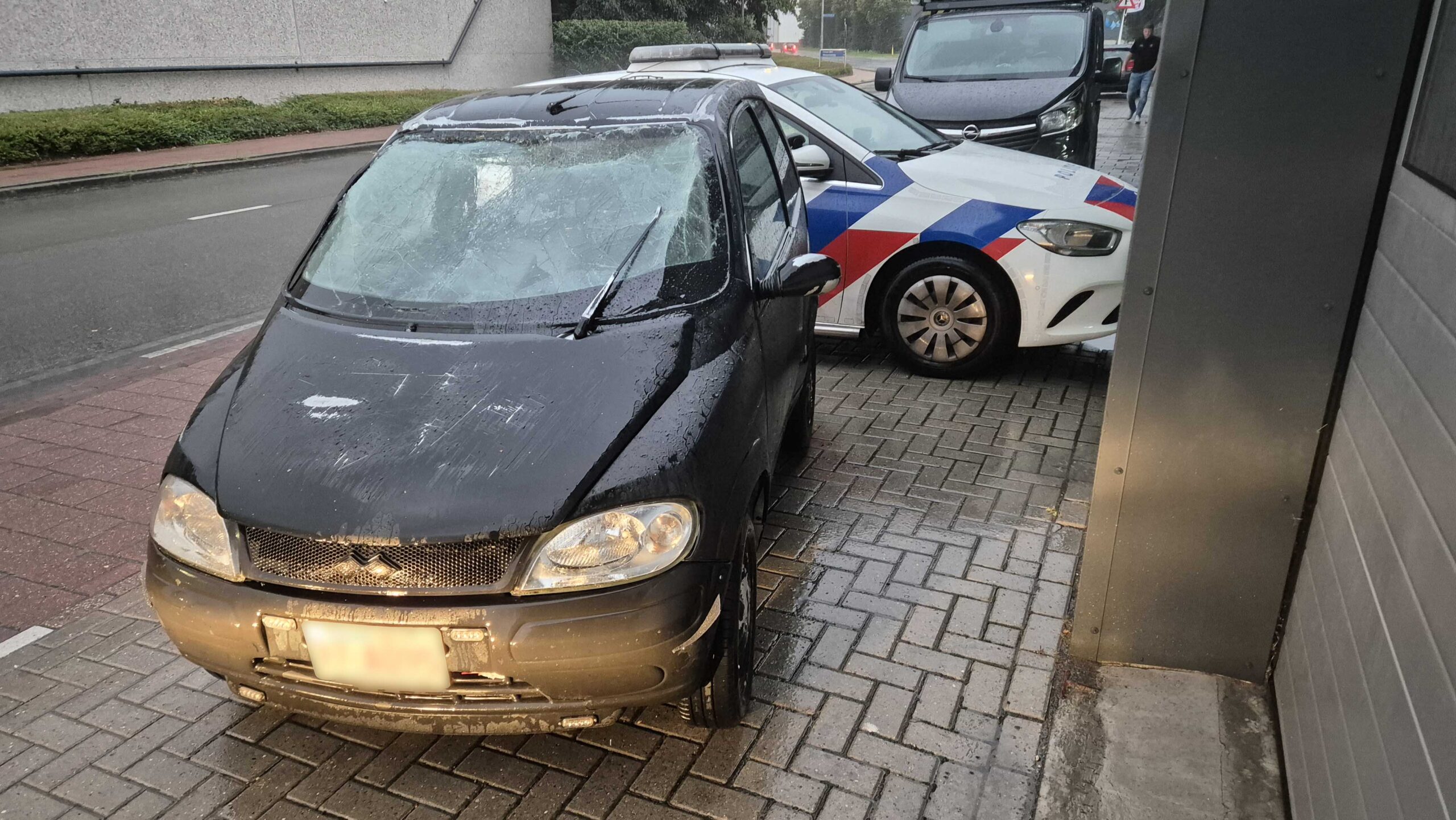 45-km auto slaat meerdere keren over de kop