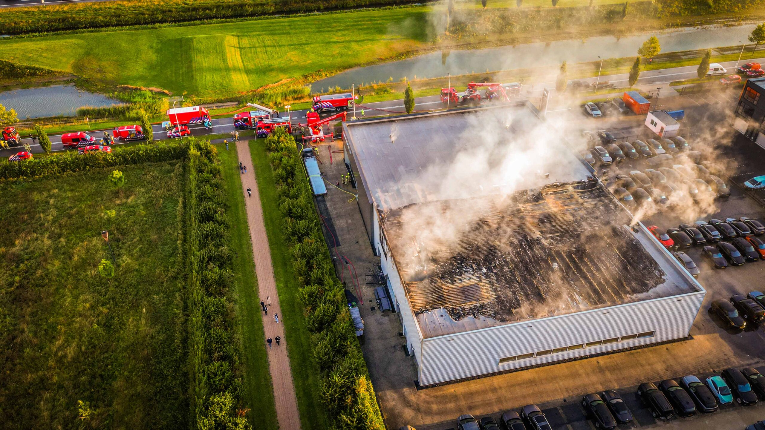 (UPDATE) Dronefoto’s laten schade zien van grote brand Oosterhout