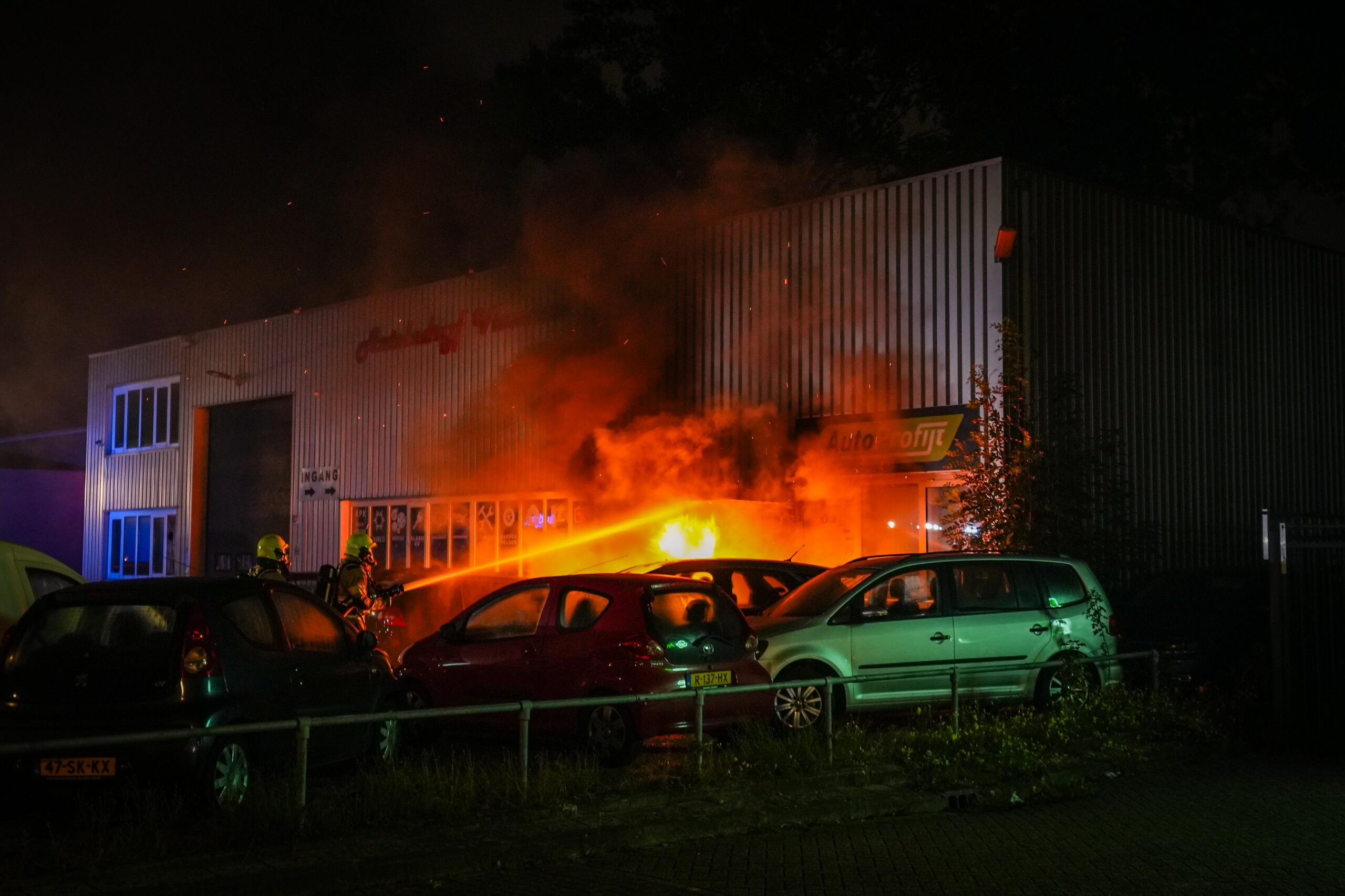 Veel schade na nachtelijke autobrand autobedrijf aan de Vlamoven