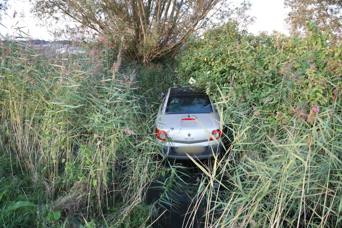 Auto in de sloot en bestuurder gevlucht