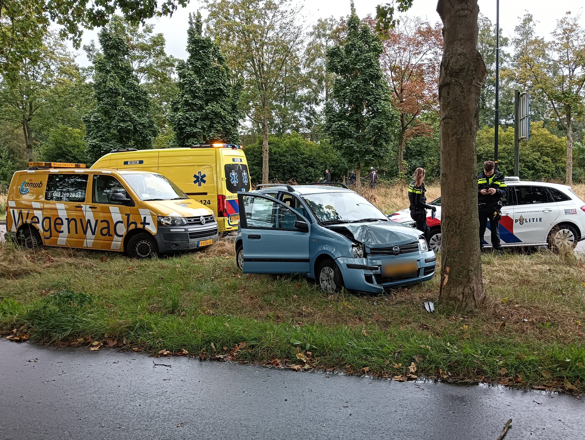 Auto botst tegen boom