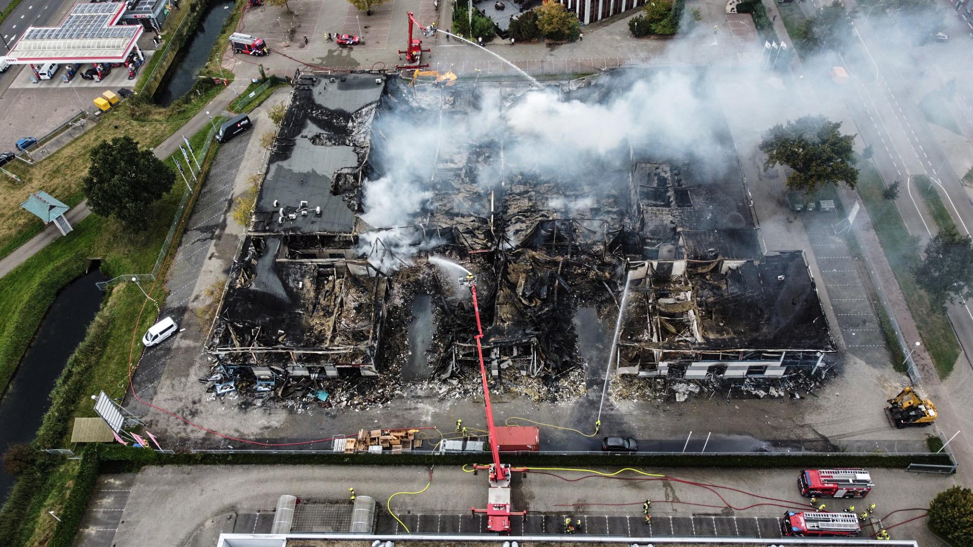 [FOTOSERIE EN VIDEO] Verwoesting bedrijfsverzamelgebouw bij daglicht goed zichtbaar