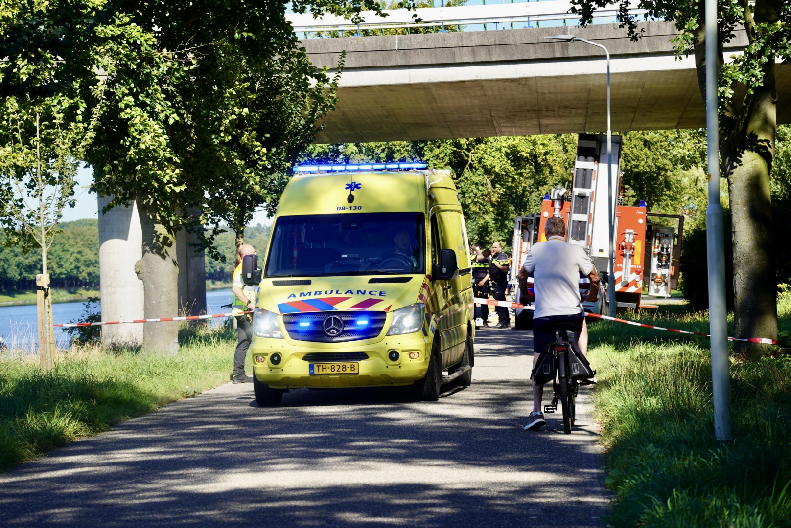 Persoon zwaargewond na mogelijke val van brug