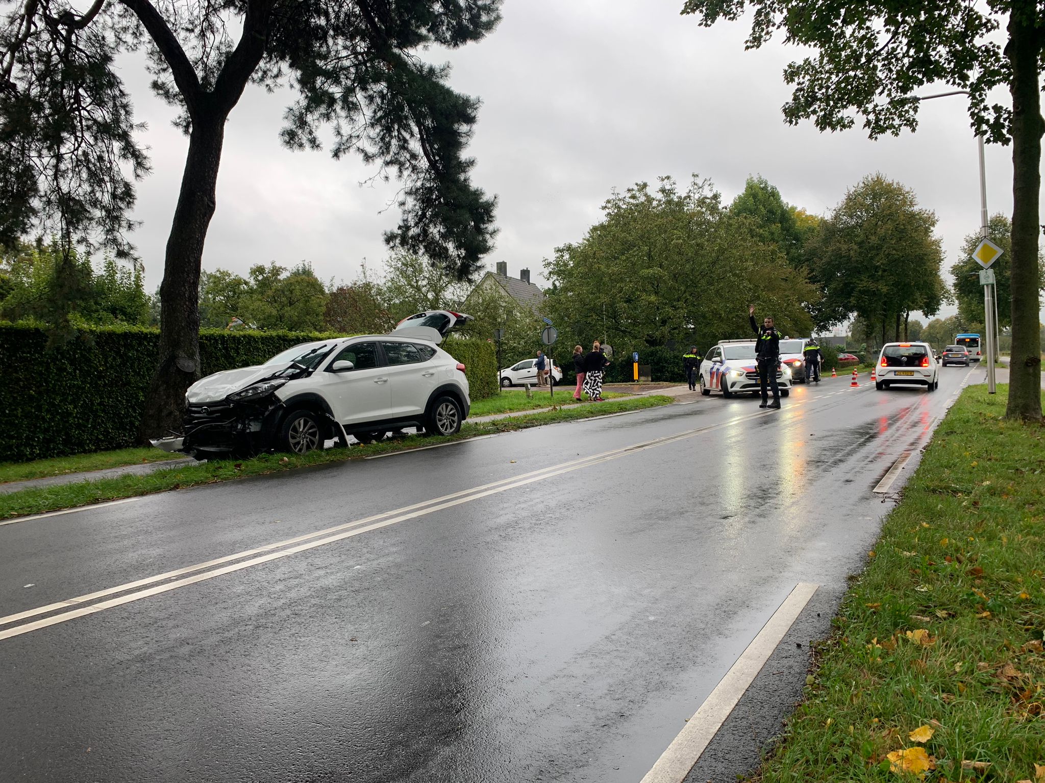 Ongeval op kruising veroorzaakt verkeersopstopping