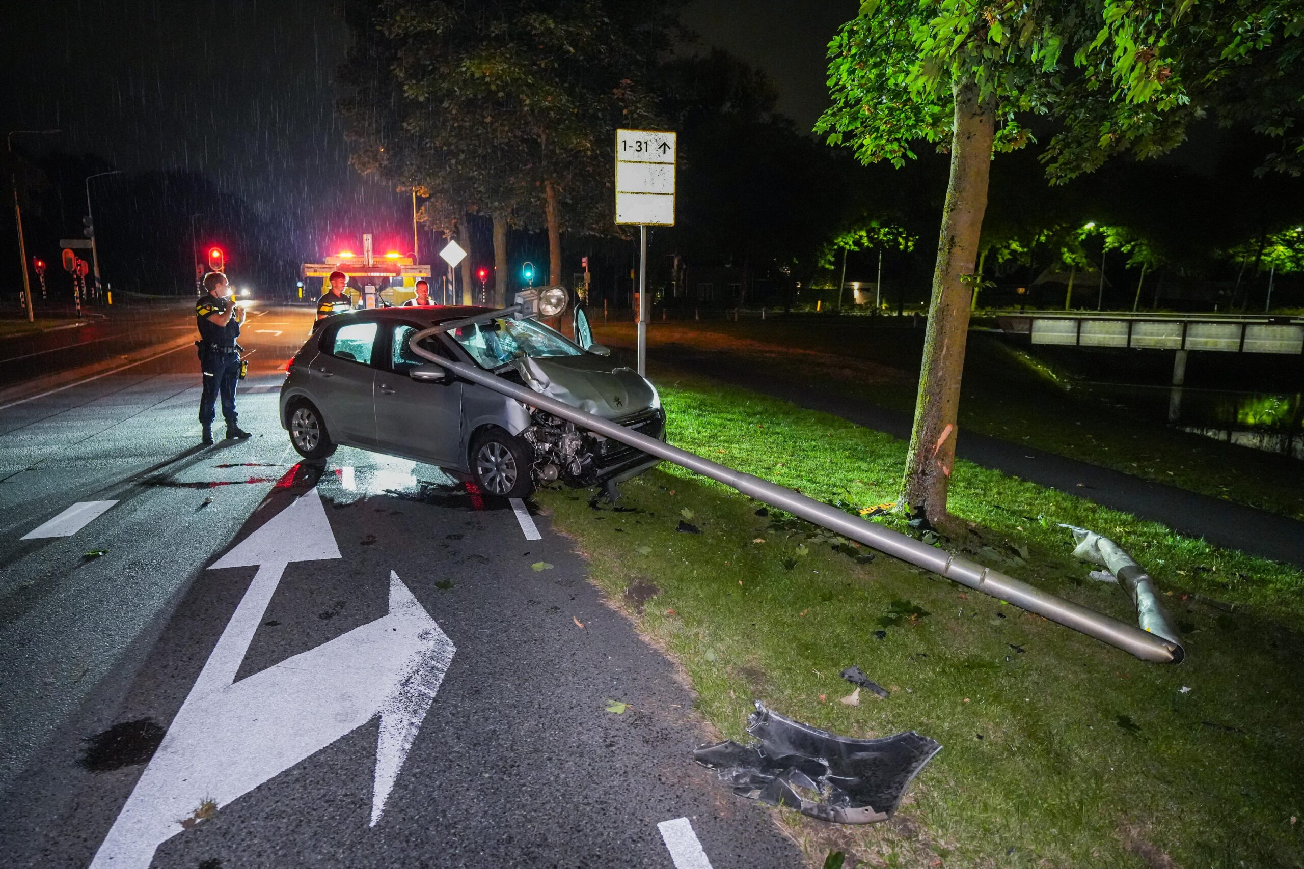 Automobilist rijdt lantaarnpaal uit de grond