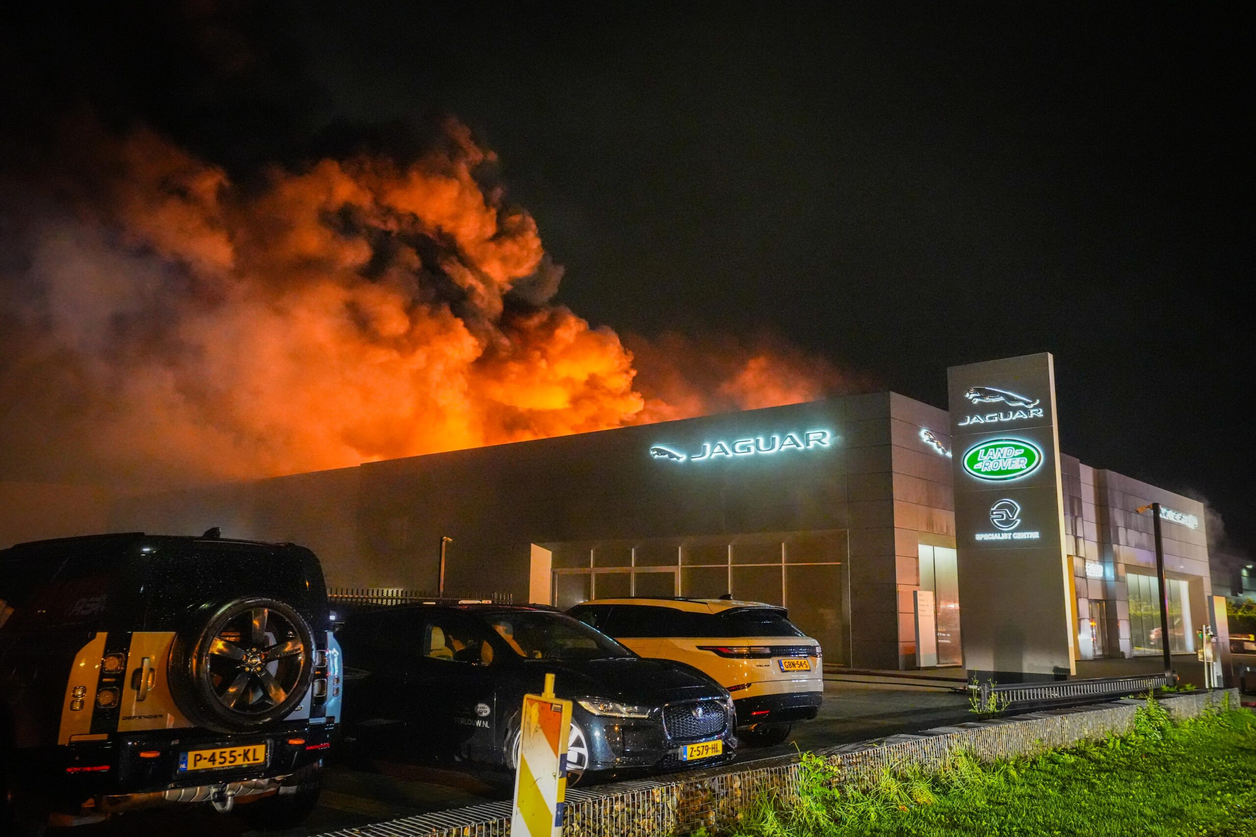 Grote brand bij Land Rover en Jaguar in Oosterhout