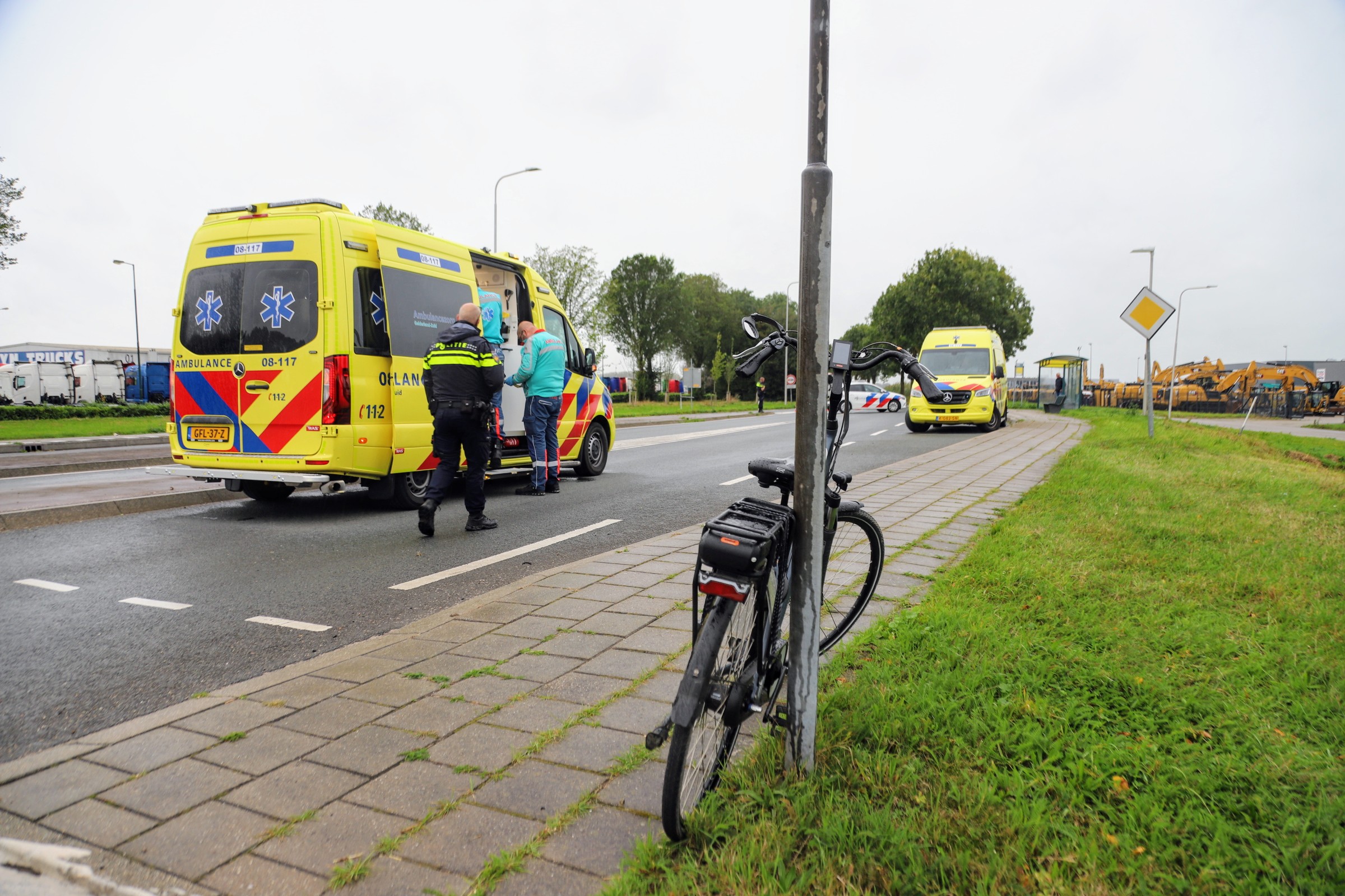 Fietser met spoed naar ziekenhuis na aanrijding met auto