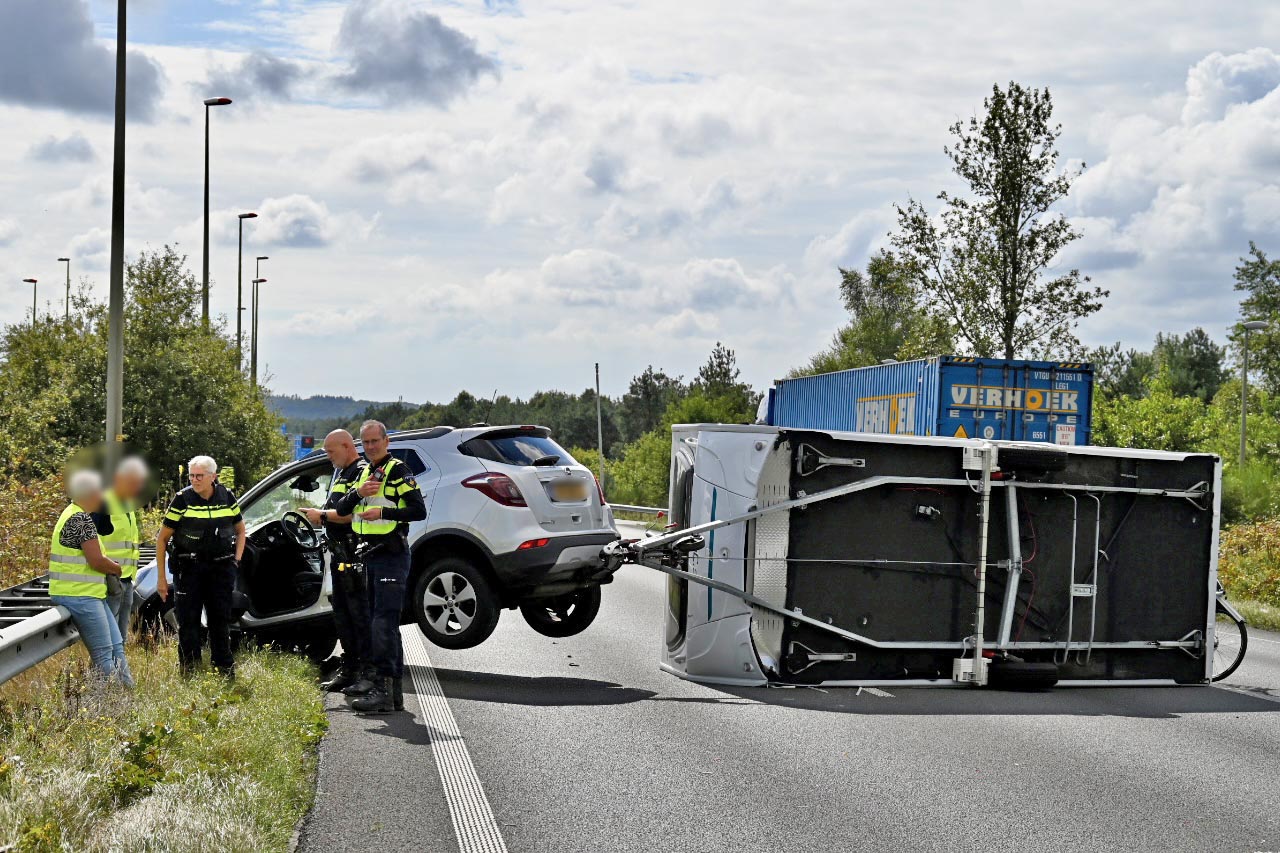 Caravan belandt op zijn zijkant bij ongeluk A50