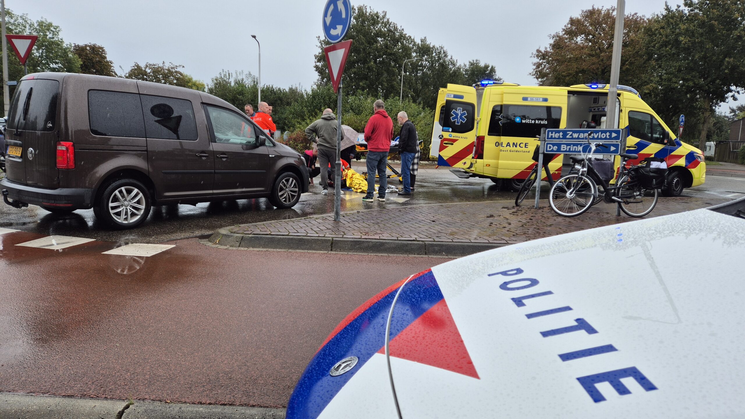 Oude man gewond na aanrijding op rotonde