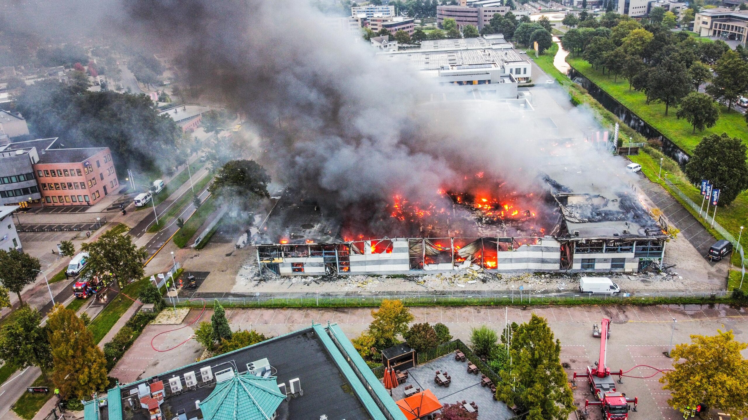 FOTO UPDATE: Grote brand verwoest bedrijfsverzamelgebouw, dak ingestort