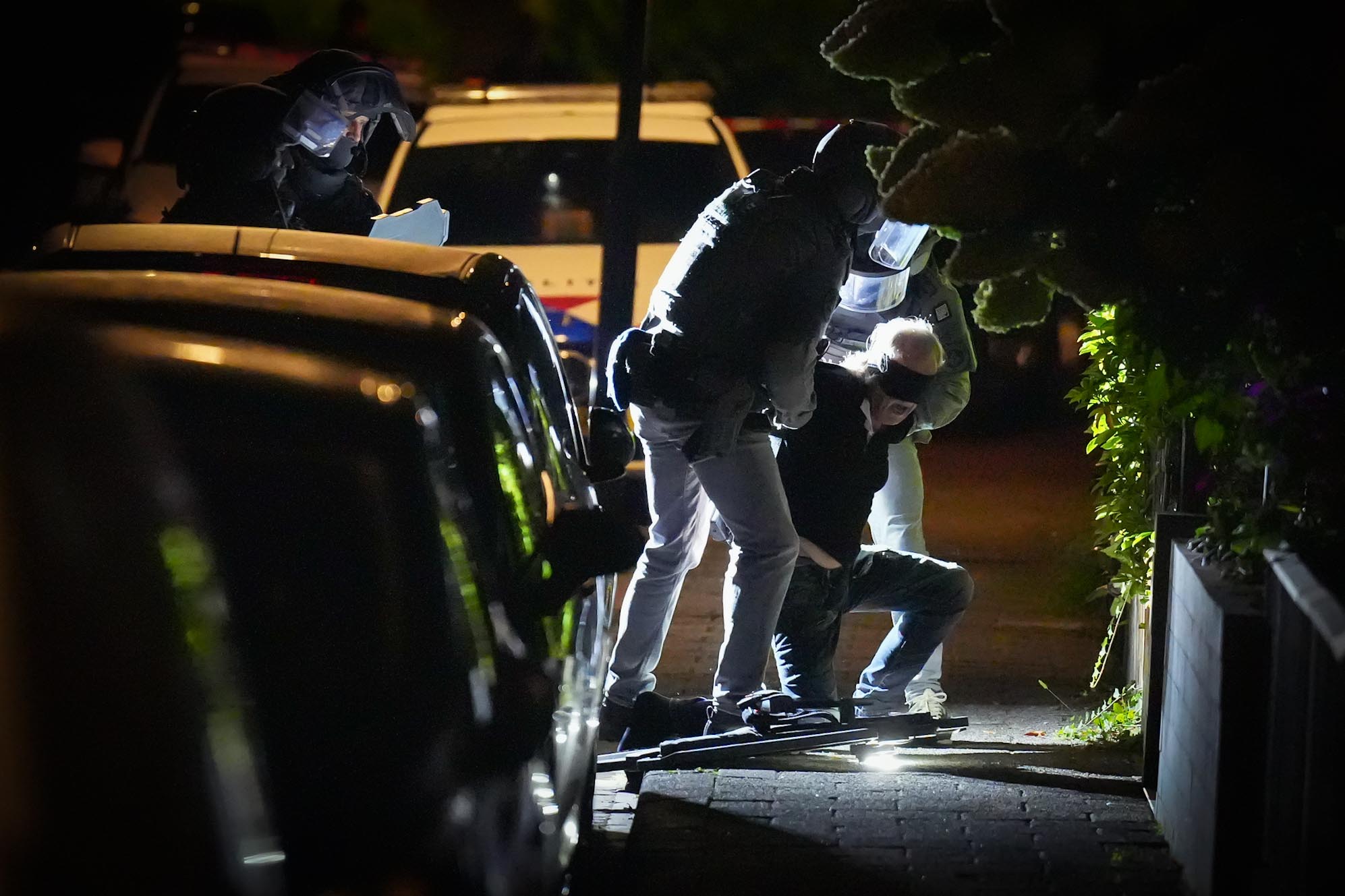 Foto’s: Man dreigt met wapen en wordt aangehouden door arrestatieteam